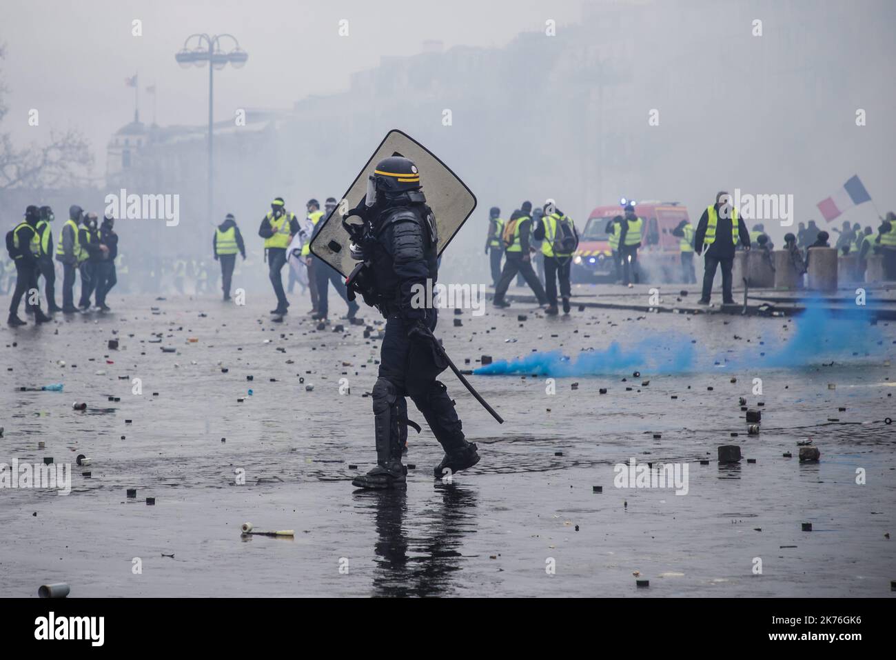 Les manifestants s'opposent à la police anti-émeute lors d'une manifestation « Yellow Vest » à Paris, en France. Le troisième rassemblement « Yellow Vest » (gilets jaunes) à Paris au sujet de l'augmentation des taxes sur le carburant et du leadership au sein du gouvernement a aujourd'hui provoqué plus de 260 arrestations dans la ville, faisant état de blessures aux manifestants et aux forces de sécurité dues à des violences qui ont irruiné suite aux affrontements Banque D'Images