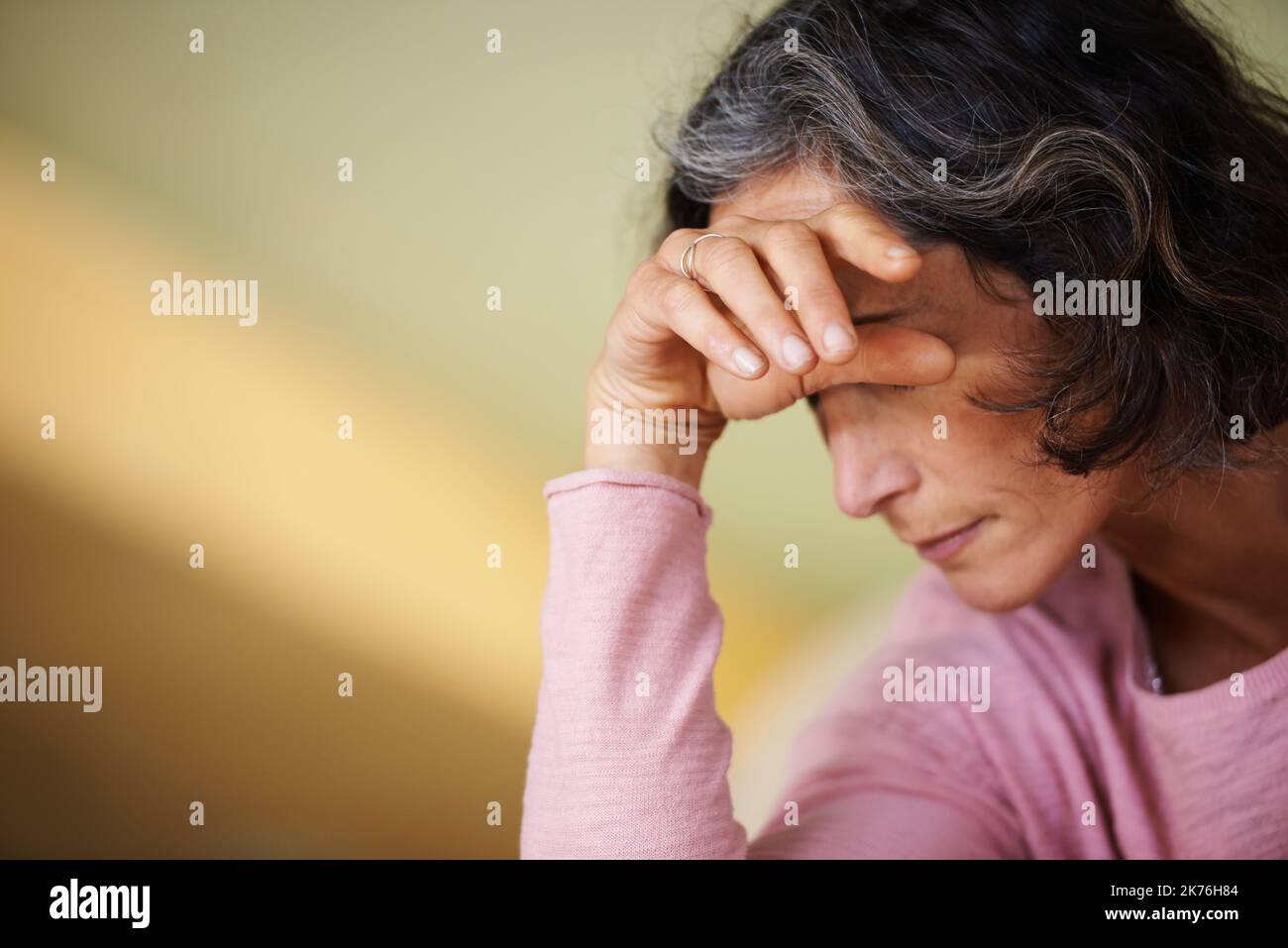 Je ne me sens pas trop bien aujourd'hui. Photo d'une femme mûre reposant sa tête sur sa main. Banque D'Images