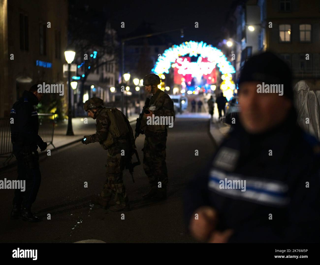 Une fusillade a eu lieu mardi soir dans le centre-ville de Strasbourg, tuant au moins trois personnes et laissant douze blessés, dont six sont dans un état grave. Banque D'Images