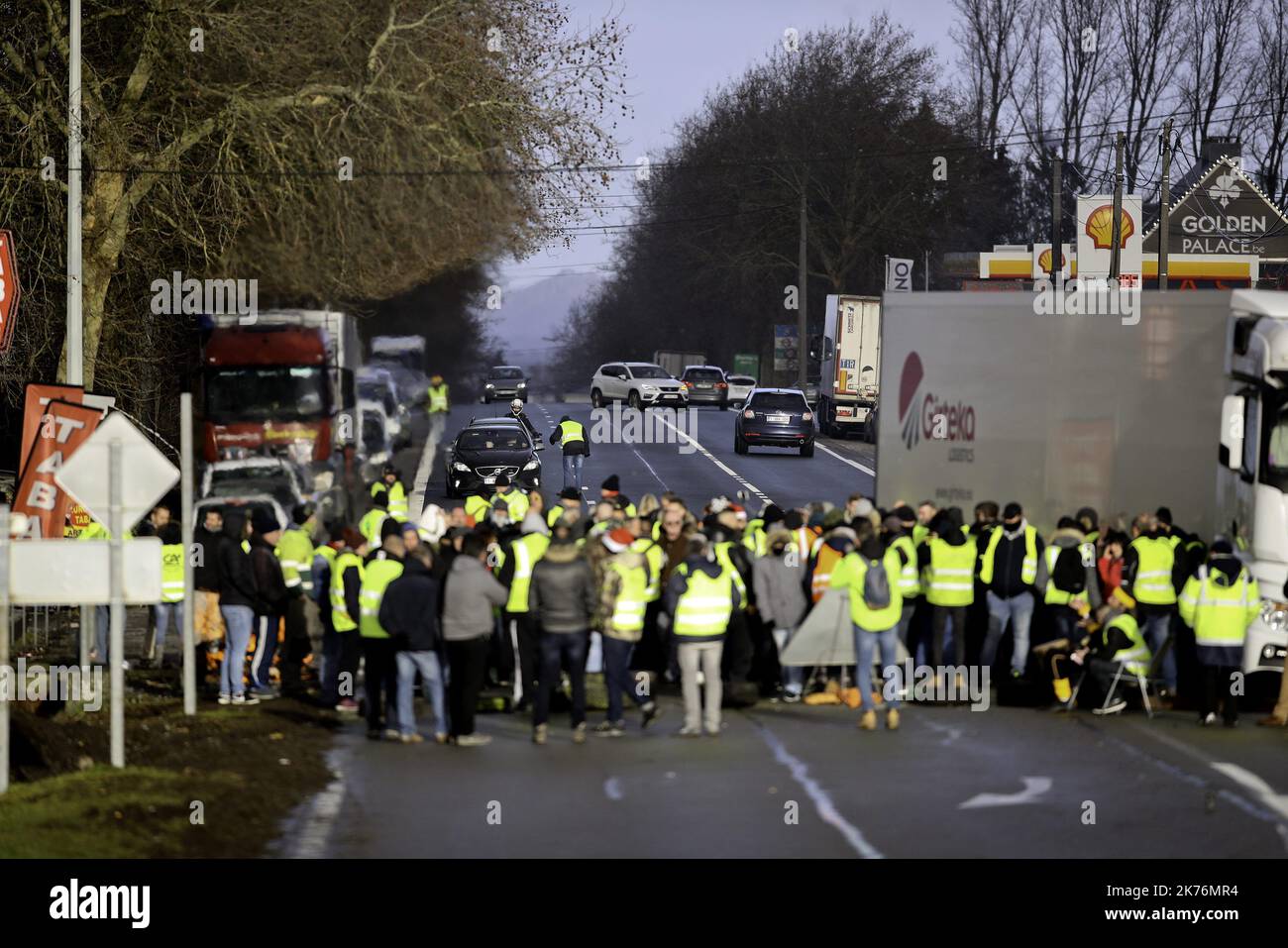 Les gilets jaunes ont décidé de faire des opérations de blocage aux frontières. Ici à la frontière belge Banque D'Images