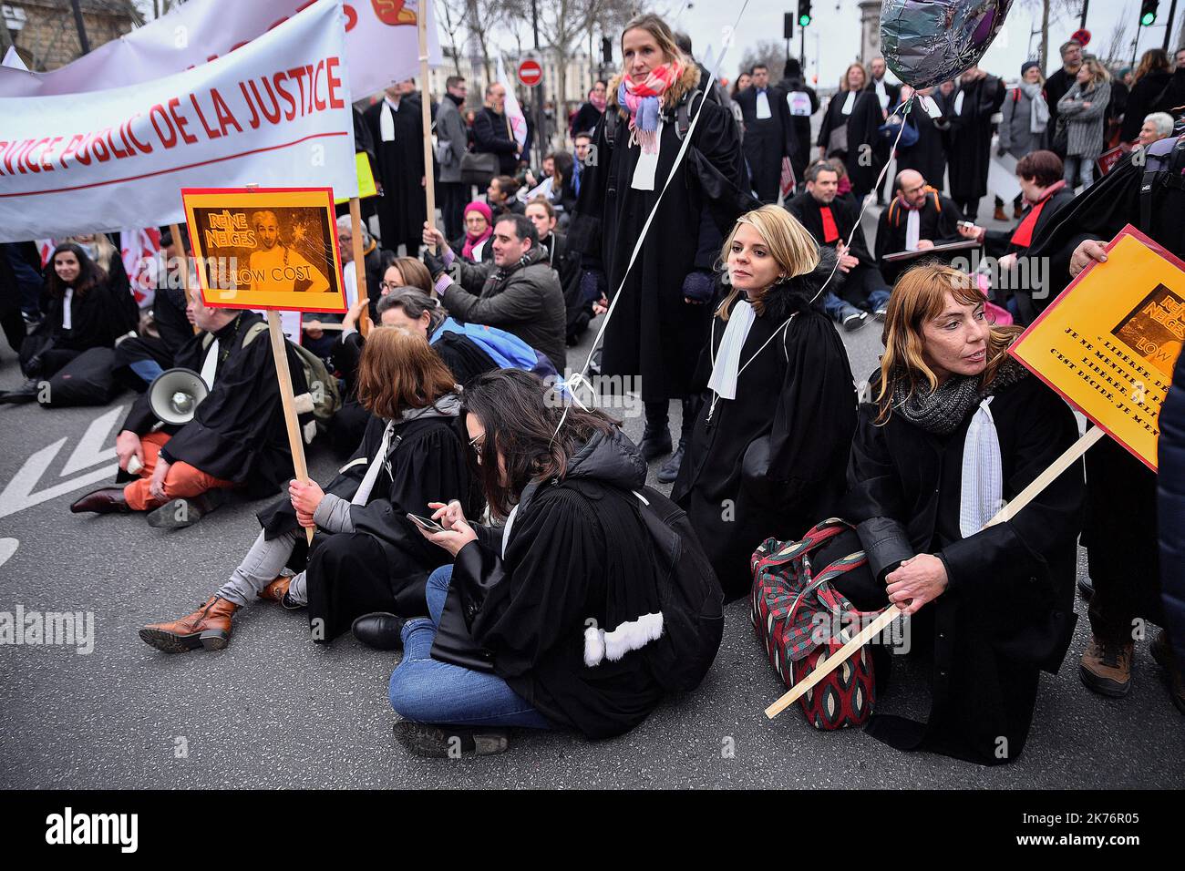 Des milliers d'avocats, de magistrats et de greffiers ont défilé à Paris pour exiger la « justice de proximité » et la suspension immédiate du contrôle parlementaire de la réforme du gouvernement. Manifestation nationale, à l'appel de tous les barreaux de France et d'une interUnion de professionnels de la justice. Paris, 15 janvier 2018. Banque D'Images