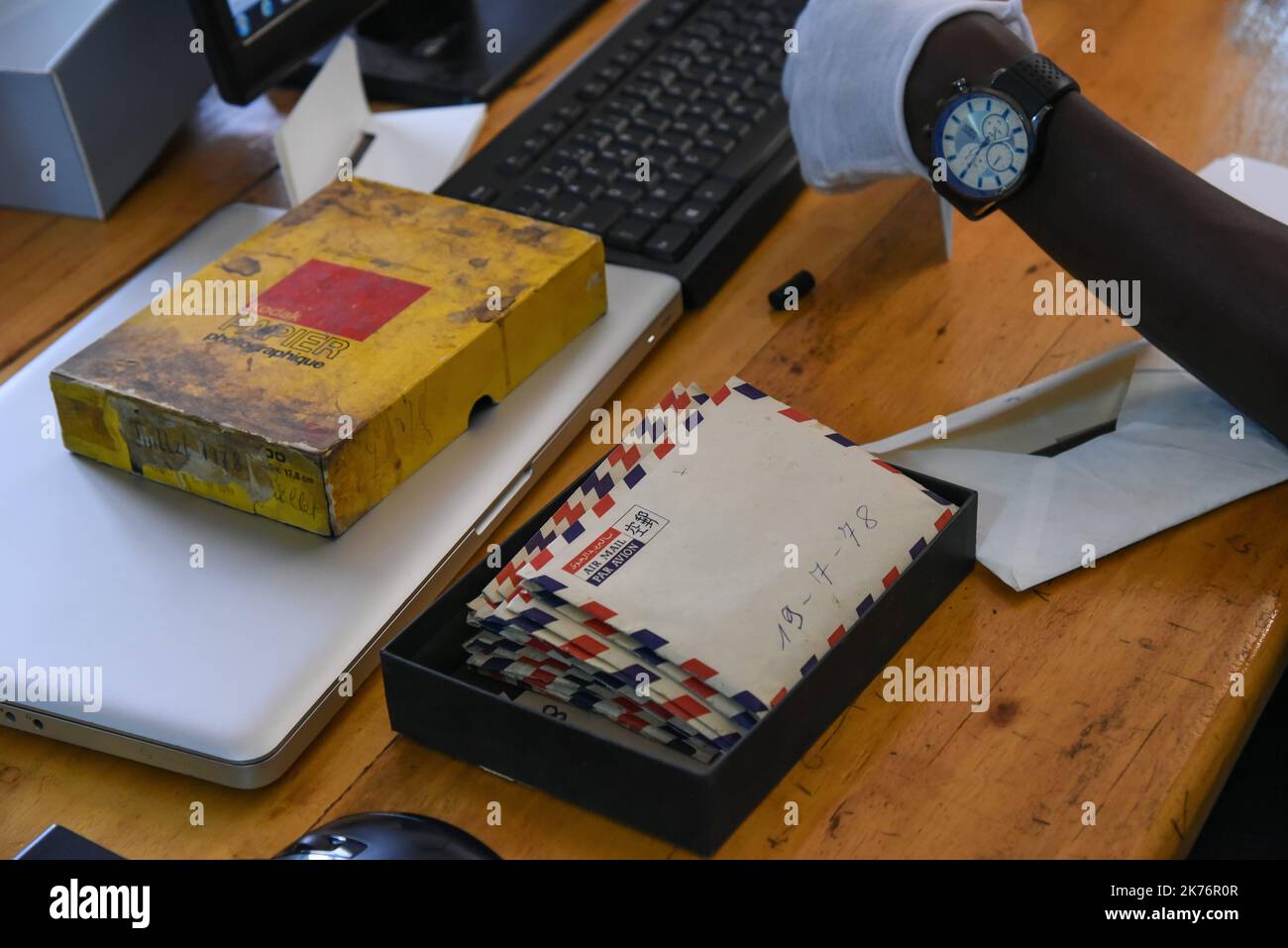 Boîtes contenant les négatifs d'origine. Certains photographes ont pu conserver et archiver des dizaines de voir des centaines de milliers de négatifs au cours de leur carrière. Ici, nous pouvons voir que les négatifs ont été stockés dans une enveloppe chaque jour. (Par ex. négatifs de 19 juillet 1978) Banque D'Images