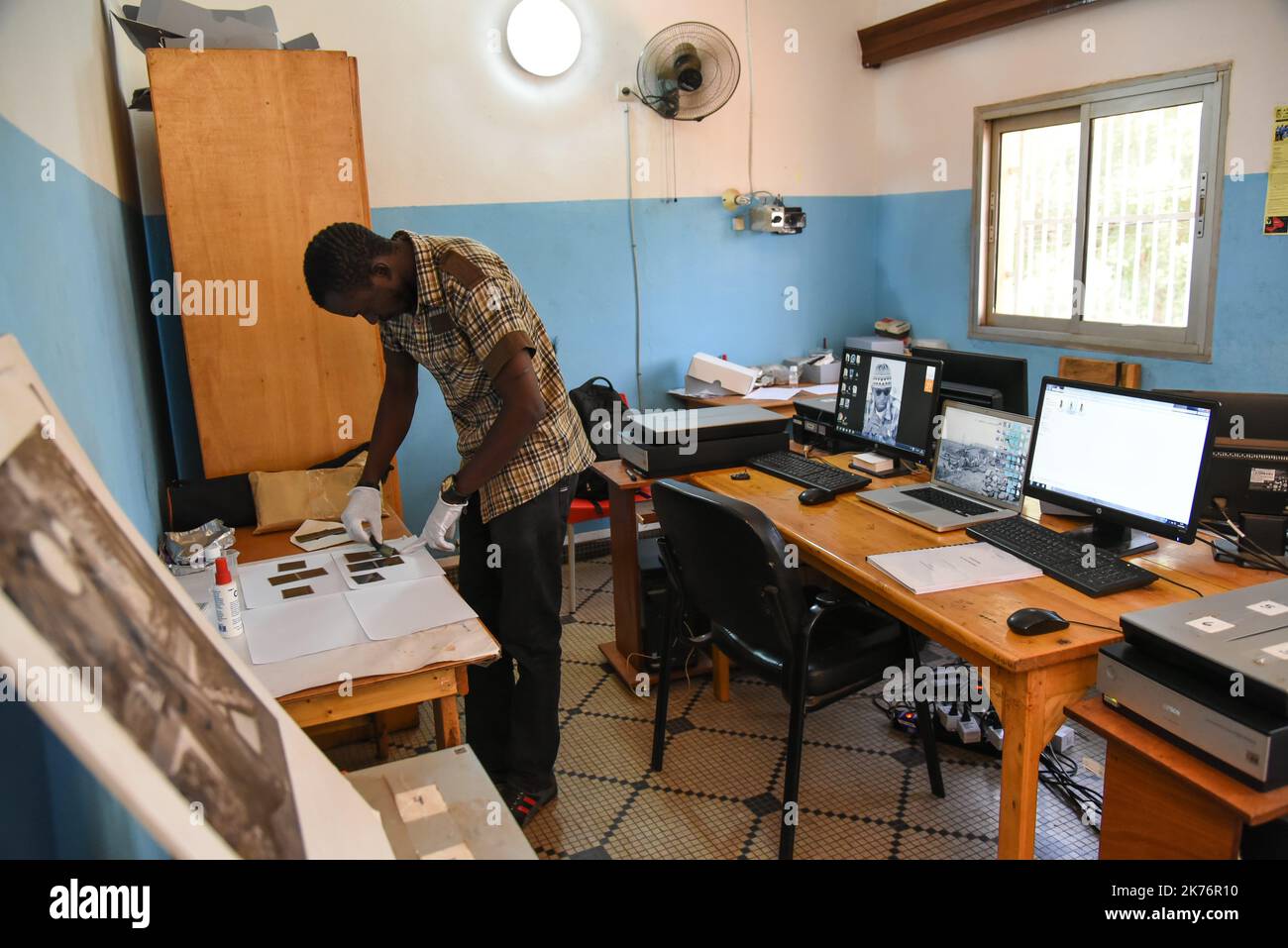 Moussa Kalapo nettoie les négatifs, première étape du processus d'archivage avant la numérisation et le catalogage, et remballage les archives des photographes maliens. Les archives de la photographie malienne donnent accès aux collections conservées et numérisées de cinq des meilleurs photographes du Mali. Depuis 2011, une équipe de conservateurs américains, en collaboration avec ceux du Mali, a nettoyé, numérisé, catalogué et réemballé environ 100 000 négatifs des archives des photographes (Mamadou Cisse, Adama Kouyate, Abdourahmane Sakaly, Malick Sidibe et Tijani Sitou) pour conservation. et susta Banque D'Images