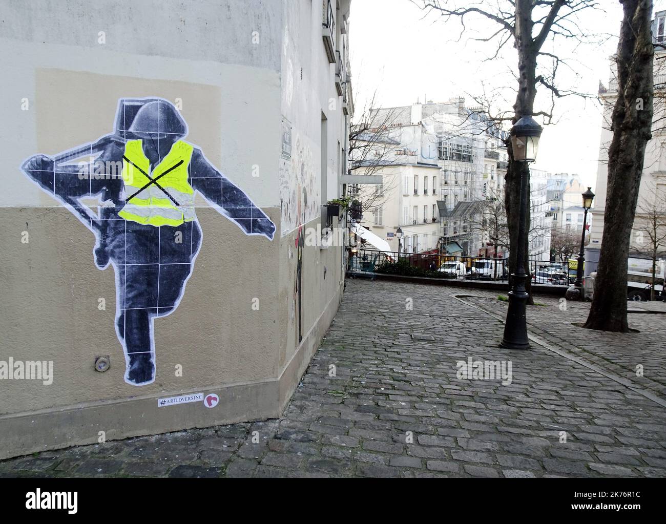 La célèbre photo du soldat allemand de l'est Conrad Schuman traversant la frontière à Berlin avec une veste jaune dans la région de Montmatre sur 16 janvier 2019 Banque D'Images