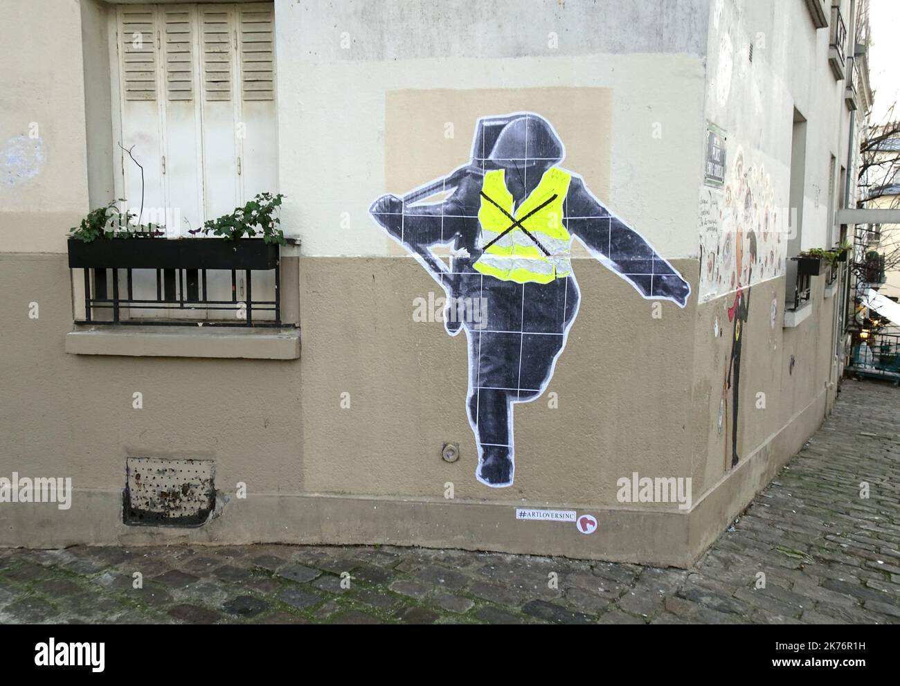 La célèbre photo du soldat allemand de l'est Conrad Schuman traversant la frontière à Berlin avec une veste jaune dans la région de Montmatre sur 16 janvier 2019 Banque D'Images