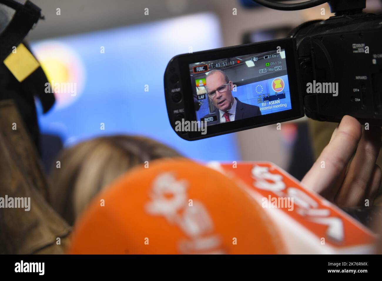 Simon Coveney, Ministre des affaires étrangères et Vice-Premier Ministre de l'Irlande, répond aux questions des journalistes. Banque D'Images