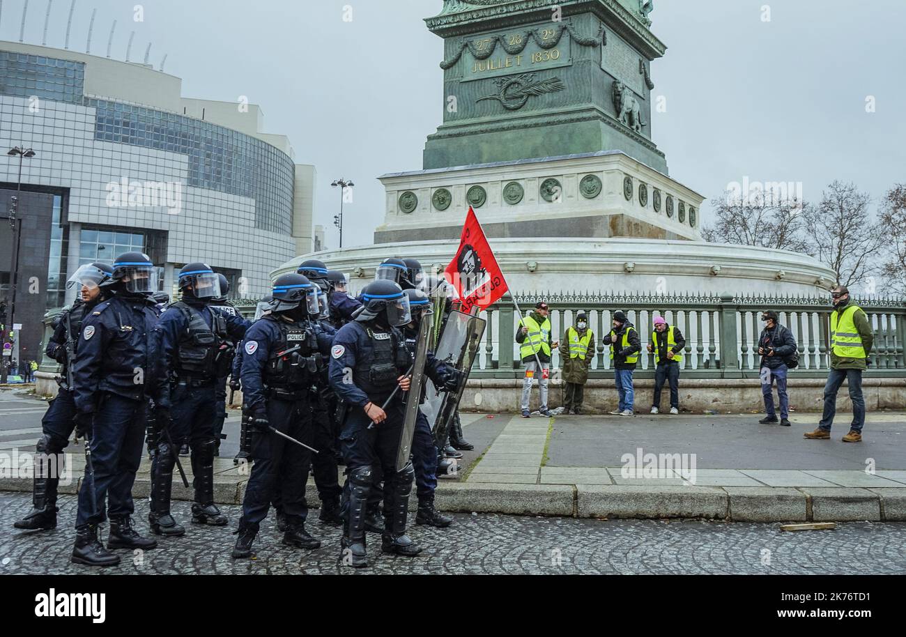 Des affrontements ont éclaté entre la police et le mouvement des gilets jaunes ACT XI à Paris place de la Bastille Banque D'Images