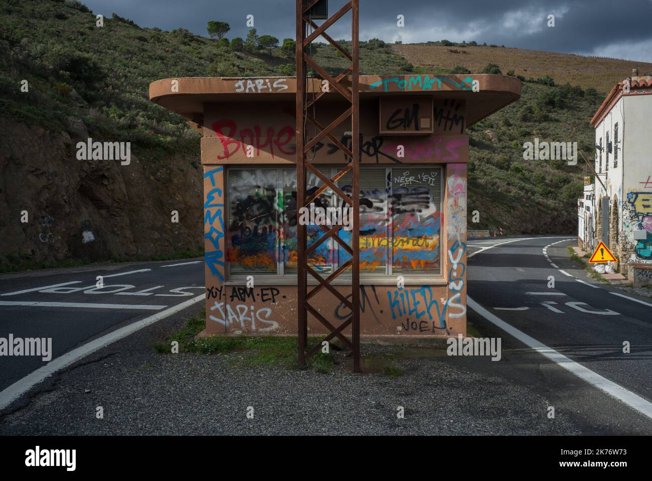 Les anciens postes de police et de douane sur l'ancienne frontière franco-espagnole des Pyrénées Orientales. Entre Portbou et Cerberes. ÉPierre Berthuel / le Pictorium/MAXPPP - Pierre Berthuel / le Pictorium - 25/11/2018 - France / Pyrénées Orientales / Cerberes - les vieux postes de polices et de douanes de l'ancienne frontiere franco-espagnole des Pyrénées Orientales. Entre Portbou et Cerberes. / 25/11/2018 - France / Pyrénées Orientales / Cerberes - ancien poste de police et coutumes de l'ancienne frontière franco-espagnole des Pyrénées Orientales. Entre Portbou et Cerberes. Banque D'Images