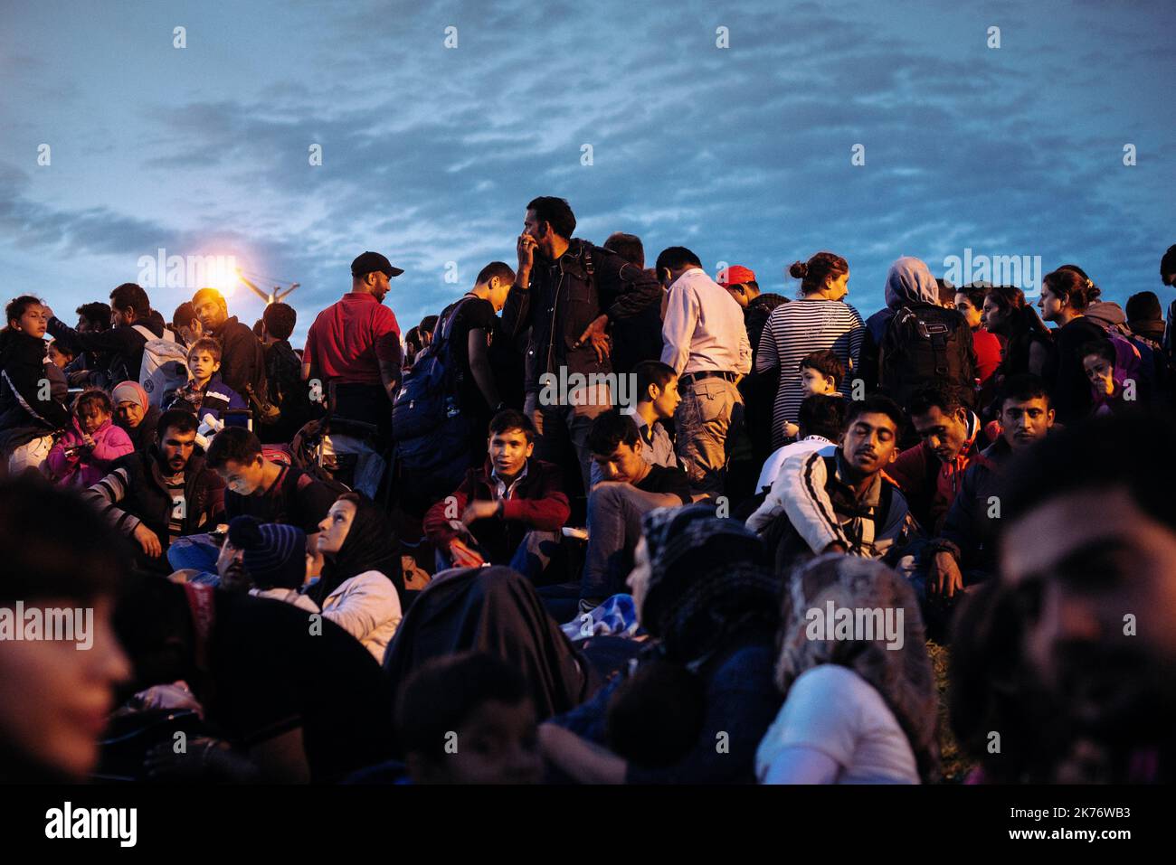 Les réfugiés tentent de traverser la frontière entre l'Allemagne et l'Autriche le mercredi 16 septembre 2015. Banque D'Images