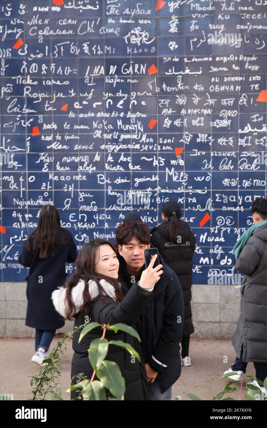 France, Paris (75), place Abbesses, « Je t'aime » s'inscrit en 250 langues, oeuvre de Fréderic Barton et Claire Kito Banque D'Images