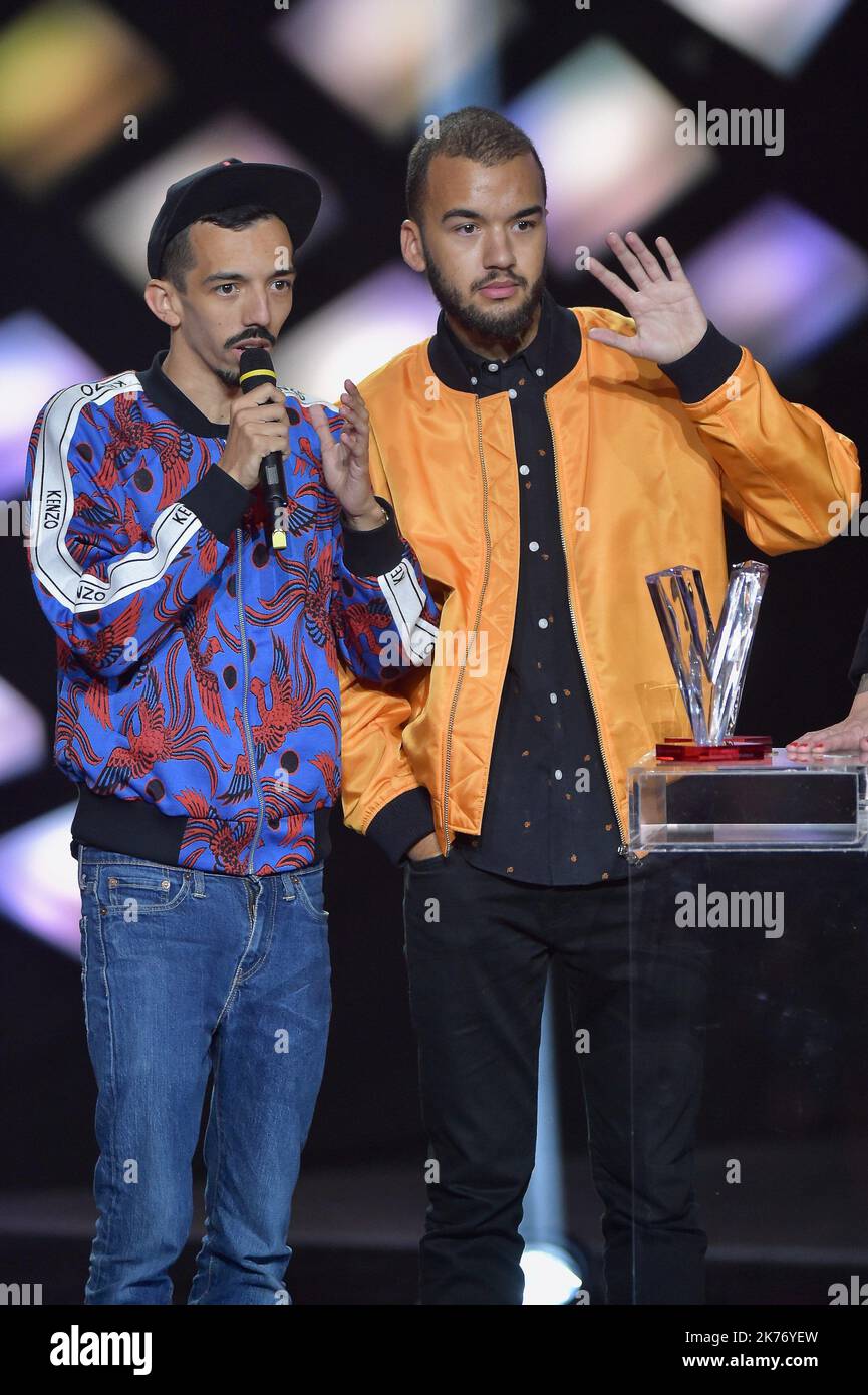 Le duo français de rappeur Bigflo & Oli célèbre après avoir reçu le ...