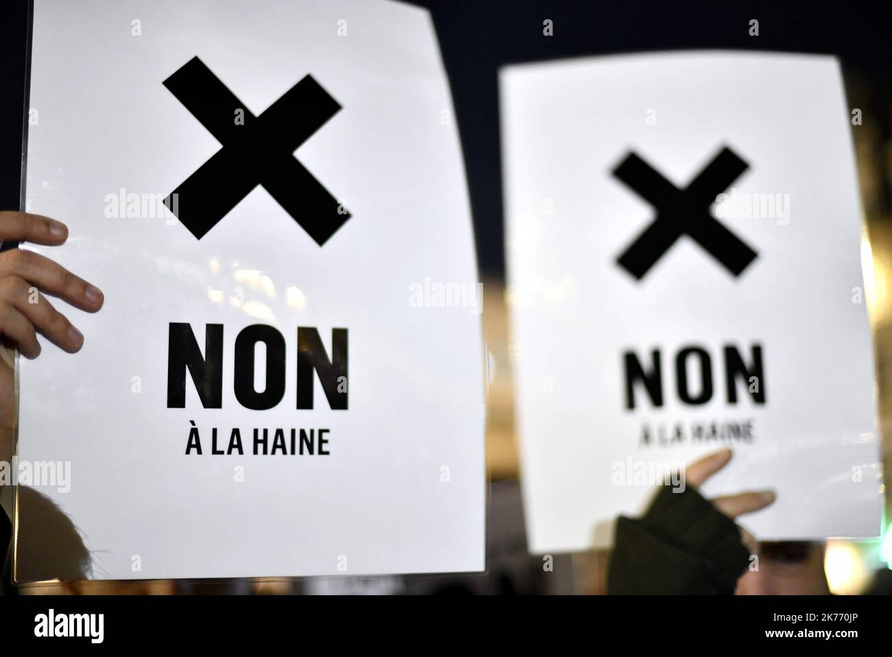 ©PHOTOPQR/L'EST REPUBLICAIN ; SOCIETE - ASSEMBLAGE CONTRE L'ANTISEMITISME EN FRANCE - ACTES ANTISEMITES - RACISME - JUIFS - ANTISIONISME - SIONISME. Nancy 19 février 2019. Des personnes tiennent des crêpes avec les inscriptions 'NON à la haine' lors du rassemblement de 2500 à 3000 personnes sur la place Simone Veil à Nancy pour dire NON à l'antimétisme (#jedisNON) après les actes antizémites qui ont été fractées la France. PHOTO Alexandre MARCHI. - Jour d'une marche nationale contre une montée des attaques antisémites. Banque D'Images