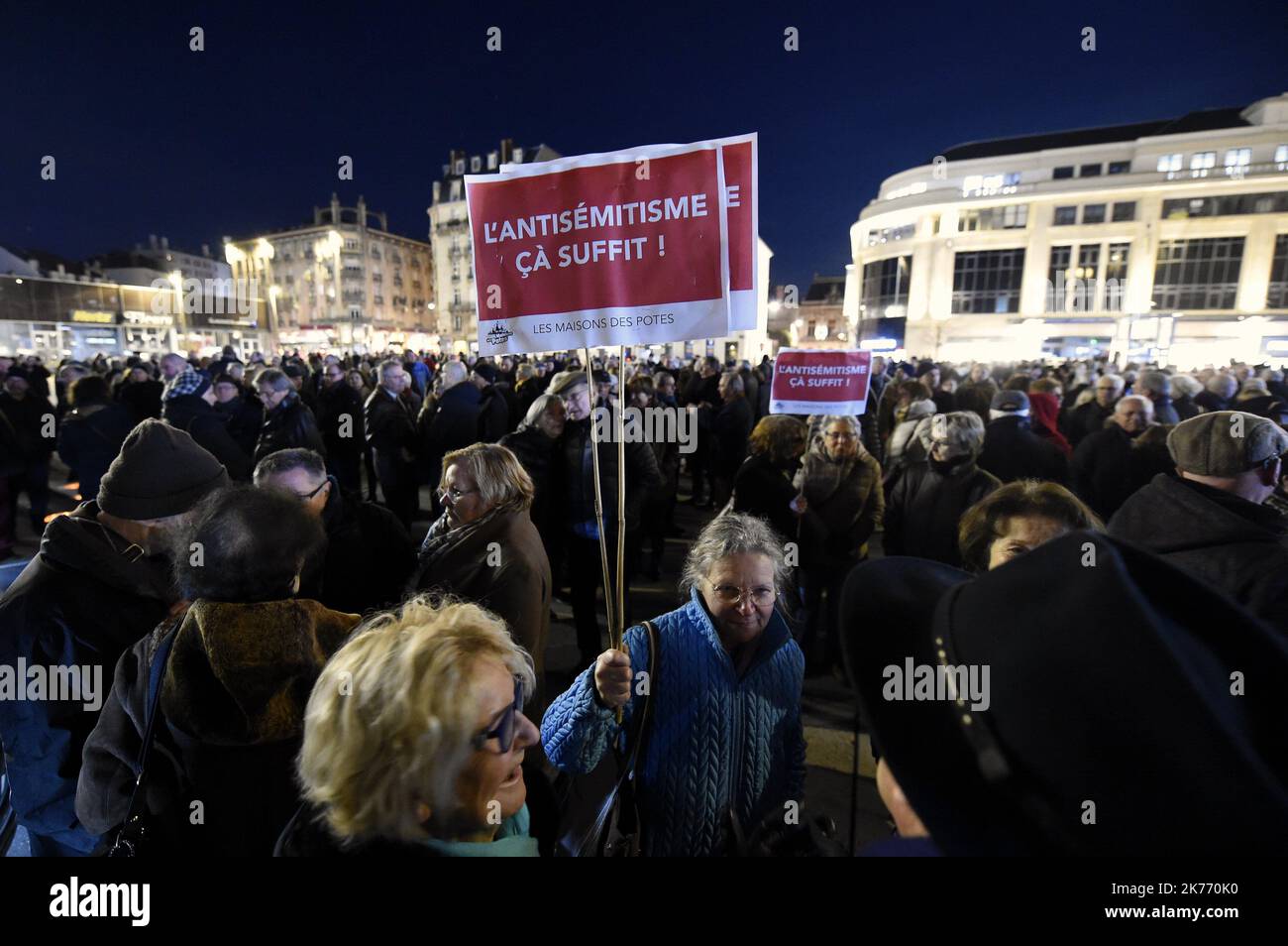 ©PHOTOPQR/L'EST REPUBLICAIN ; SOCIETE - ASSEMBLAGE CONTRE L'ANTISEMITISME EN FRANCE - ACTES ANTISEMITES - RACISME - JUIFS - ANTISIONISME - SIONISME. Nancy 19 février 2019. Une crêpe avec l'inscription « l'antimétimite ça suffit ! » Lors du rassemblement de 2500 à 3000 personnes sur la place Simone Veil à Nancy pour dire NON à l'antimétimite (#jedisNON) après les actes antithémites qui ont lieu la France. PHOTO Alexandre MARCHI. - Jour d'une marche nationale contre une montée des attaques antisémites. Banque D'Images