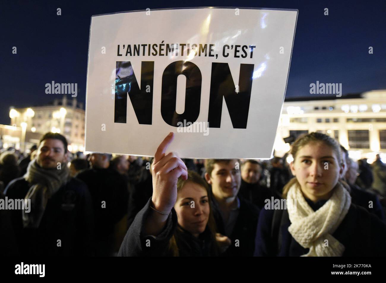 ©PHOTOPQR/L'EST REPUBLICAIN ; SOCIETE - ASSEMBLAGE CONTRE L'ANTISEMITISME EN FRANCE - ACTES ANTISEMITES - RACISME - JUIFS - ANTISIONISME - SIONISME. Nancy 19 février 2019. Une crêpe avec l'inscription 'l'antimétimite n'est PAS' lors du rassemblement de 2500 à 3000 personnes sur la place Simone Veil à Nancy dire pour NE PAS être à l'antimétimite (#jedisNON) après les actes antithémites qui ont fait l'objet d'un appel à la France. PHOTO Alexandre MARCHI. - Jour d'une marche nationale contre une montée des attaques antisémites. Banque D'Images