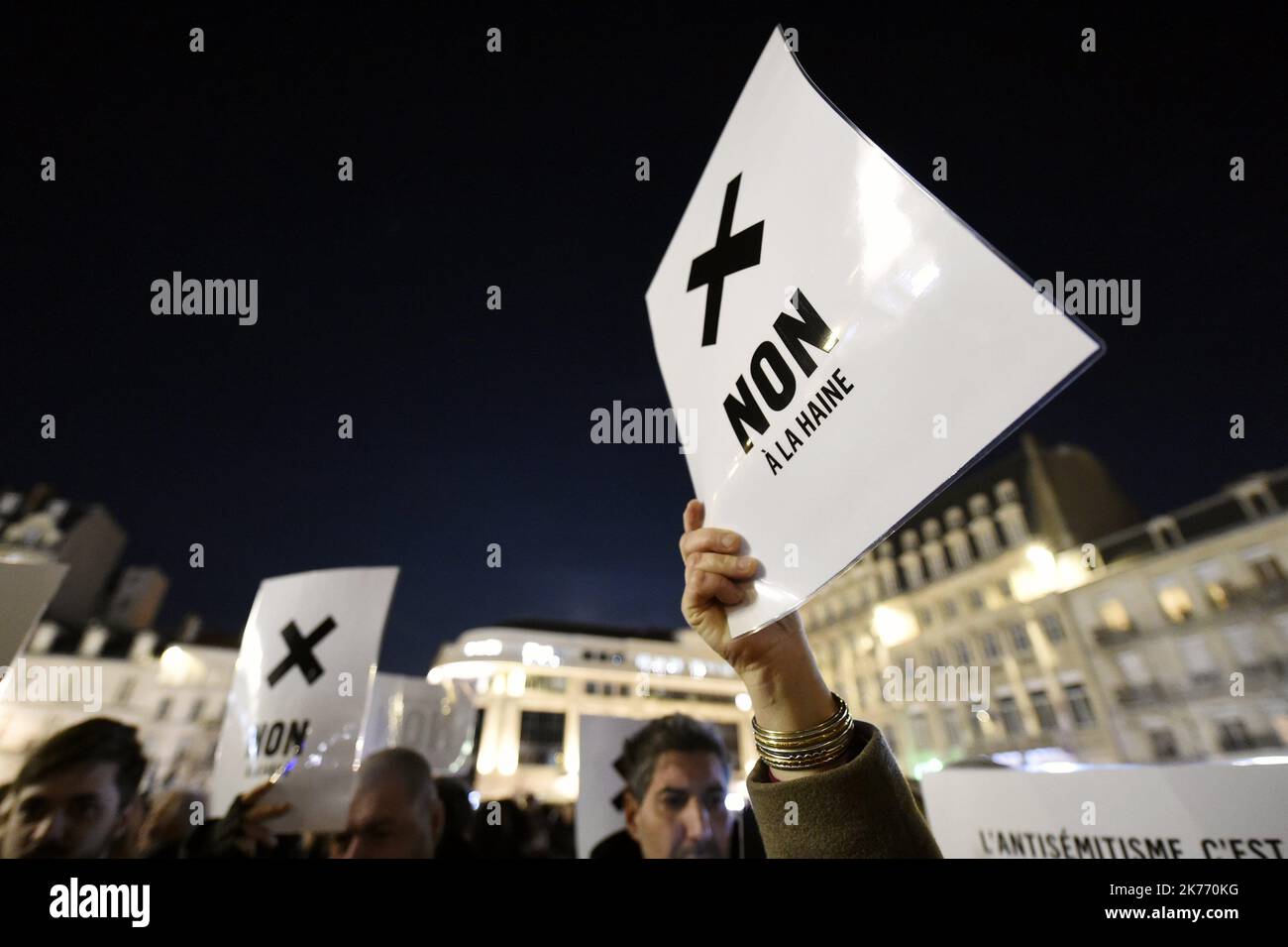 ©PHOTOPQR/L'EST REPUBLICAIN ; SOCIETE - ASSEMBLAGE CONTRE L'ANTISEMITISME EN FRANCE - ACTES ANTISEMITES - RACISME - JUIFS - ANTISIONISME - SIONISME. Nancy 19 février 2019. Des personnes tiennent des crêpes avec les inscriptions 'NON à la haine' lors du rassemblement de 2500 à 3000 personnes sur la place Simone Veil à Nancy pour dire NON à l'antimétisme (#jedisNON) après les actes antizémites qui ont été fractées la France. PHOTO Alexandre MARCHI. - Jour d'une marche nationale contre une montée des attaques antisémites. Banque D'Images