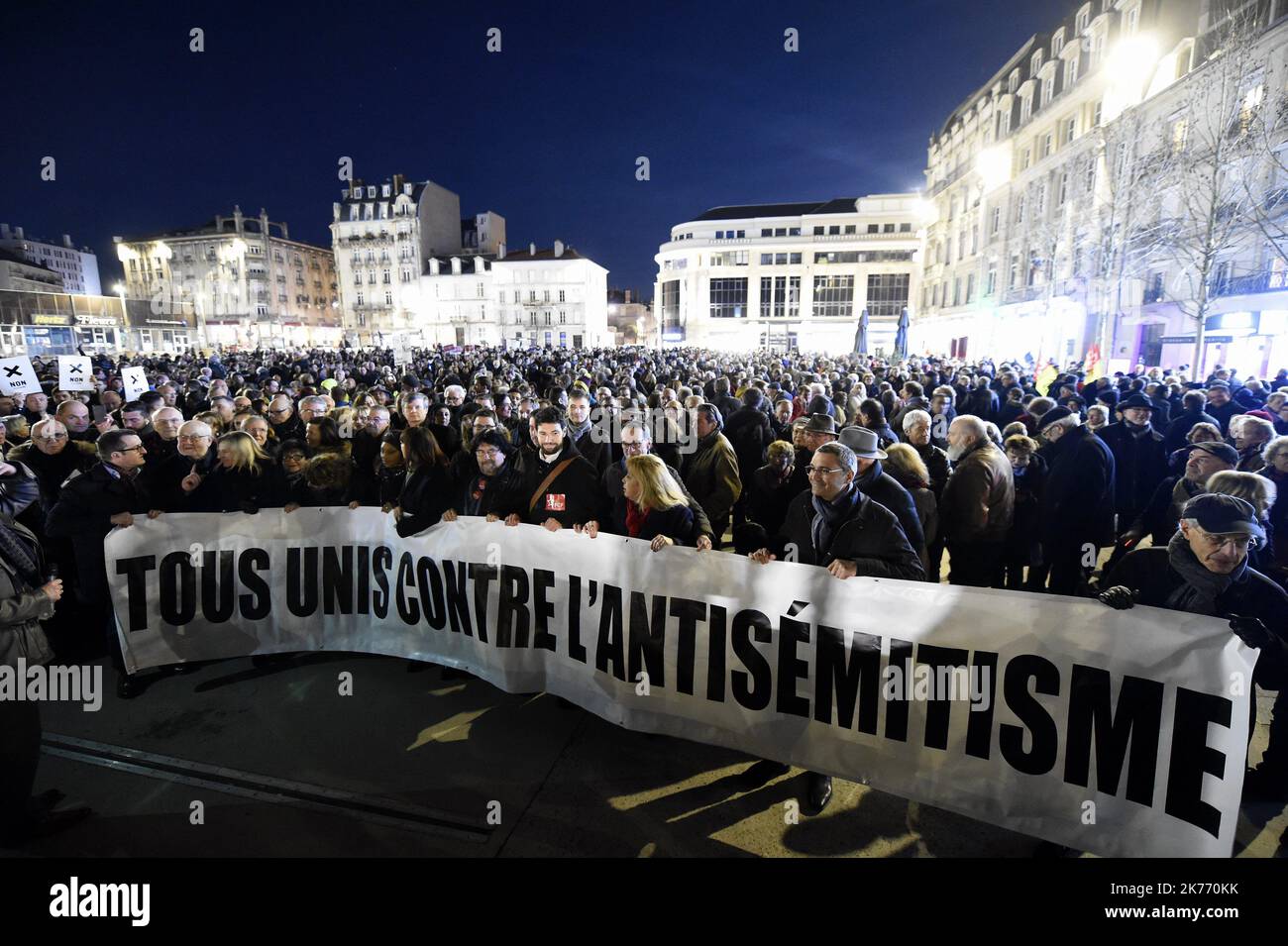 ©PHOTOPQR/L'EST REPUBLICAIN ; SOCIETE - ASSEMBLAGE CONTRE L'ANTISEMITISME EN FRANCE - ACTES ANTISEMITES - RACISME - JUIFS - ANTISIONISME - SIONISME. Nancy 19 février 2019. Les unités et les villes derrière une même bande passante 'tous unis contre l'antimétimite' lors du rassemblement de 2500 à 3000 personnes sur la place Simone Veil à Nancy pour dire NON à l'antimétimite (#jedisNON) après les actes antimétiquesqui ont la France. PHOTO Alexandre MARCHI. - Jour d'une marche nationale contre une montée des attaques antisémites. Banque D'Images