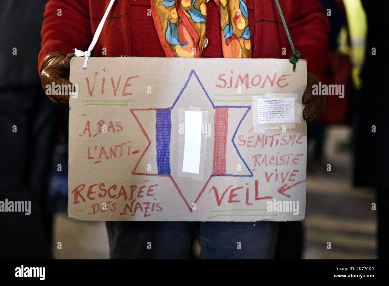 ©PHOTOPQR/L'EST REPUBLICAIN ; SOCIETE - ASSEMBLAGE CONTRE L'ANTISEMITISME EN FRANCE - ACTES ANTISEMITES - RACISME - JUIFS - ANTISIONISME - SIONISME. Nancy 19 février 2019. Une personne âgée tient un panneau avec l'inscription 'vive Simone - A bas l'antimétimite, Raciste - vive Veil rescapée des naziss' lors du rassemblement de 2500 à 3000 personnes sur la place Simone Veil à Nancy pour dire NON à l'antimétimite (#jedisNON) après les actes antisémites qui ont lieu à la France. PHOTO Alexandre MARCHI. - Jour d'une marche nationale contre une montée des attaques antisémites. Banque D'Images