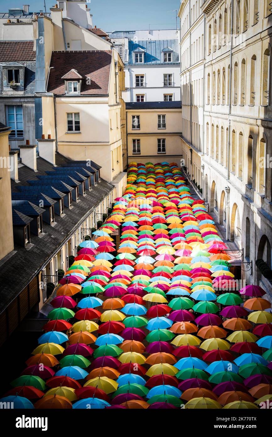Parapluie 'ciel' art installation chez le Village Royal, Rue Royale, Paris,  France Photo Stock - Alamy