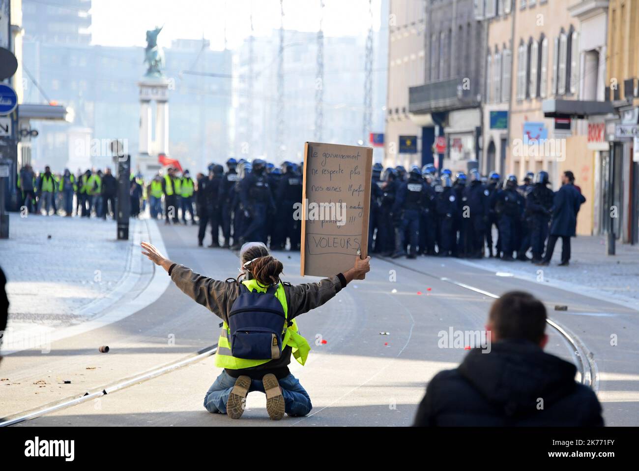 Une vue générale des manifestants de Yellow Vest dans les rues de France pour la semaine consécutive de 15th. Banque D'Images