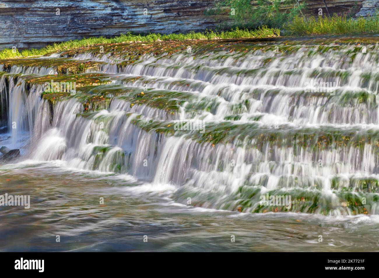 Une chute d'eau à gradins incroyablement belle prise de vue avec une vitesse d'obturation lente pour capturer le mouvement coule le long de la rivière vers une plus grande cascade dans les Burges du Tennessee Banque D'Images