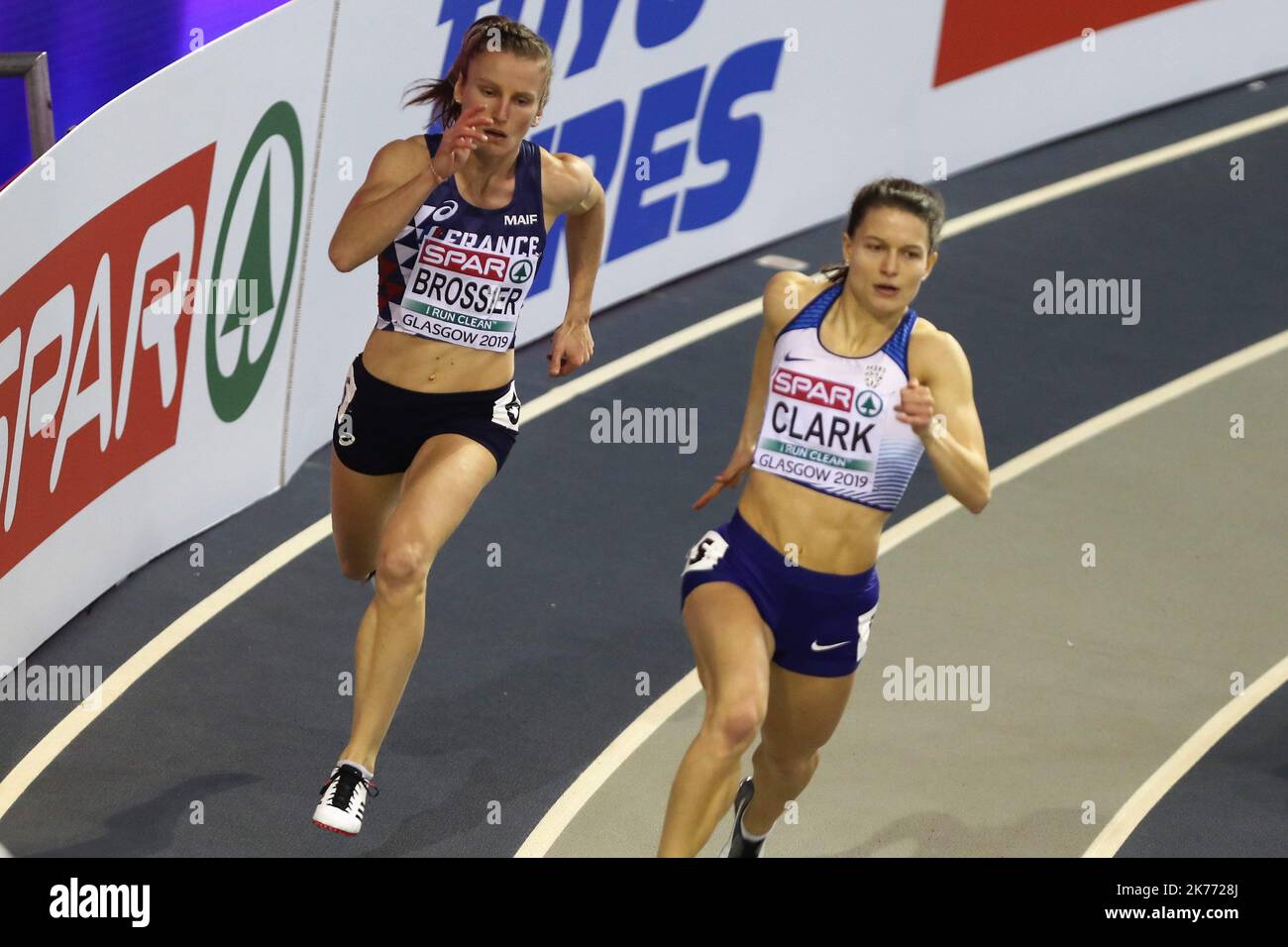 Amandine Brossier de France et Zoey Clark de Grande-Bretagne 400 m Round 1 Heat 1 pendant les Championnats européens d'athlétisme en salle Glasgow 2019 sur 1 mars 2019 à l'Emirates Arena de Glasgow, Écosse Banque D'Images