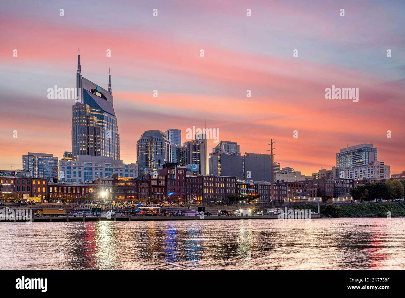 Belle image du célèbre centre-ville de Nashville sur le bord de la rivière montrant l'attraction touristique historique encadrée de nuages roses et wispy au crépuscule. Banque D'Images