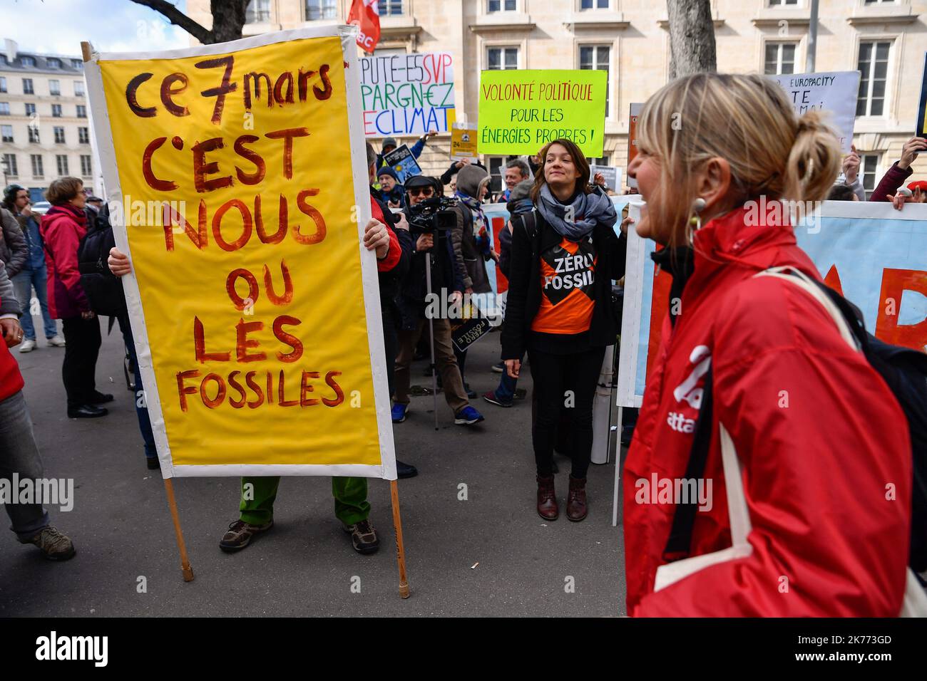 A l'appel du collectif ATTAC% et de 350 France, une cinquantaine de personnes se sont réunies devant l'Assemblée nationale pour manifester pour le climat et pour l'adoption par l'Assemblée nationale du projet de loi de 07 mars 2019, concernant la transparence de l'utilisation de l'argent des caisses d'épargne et sa cession des combustibles fossiles. Banque D'Images