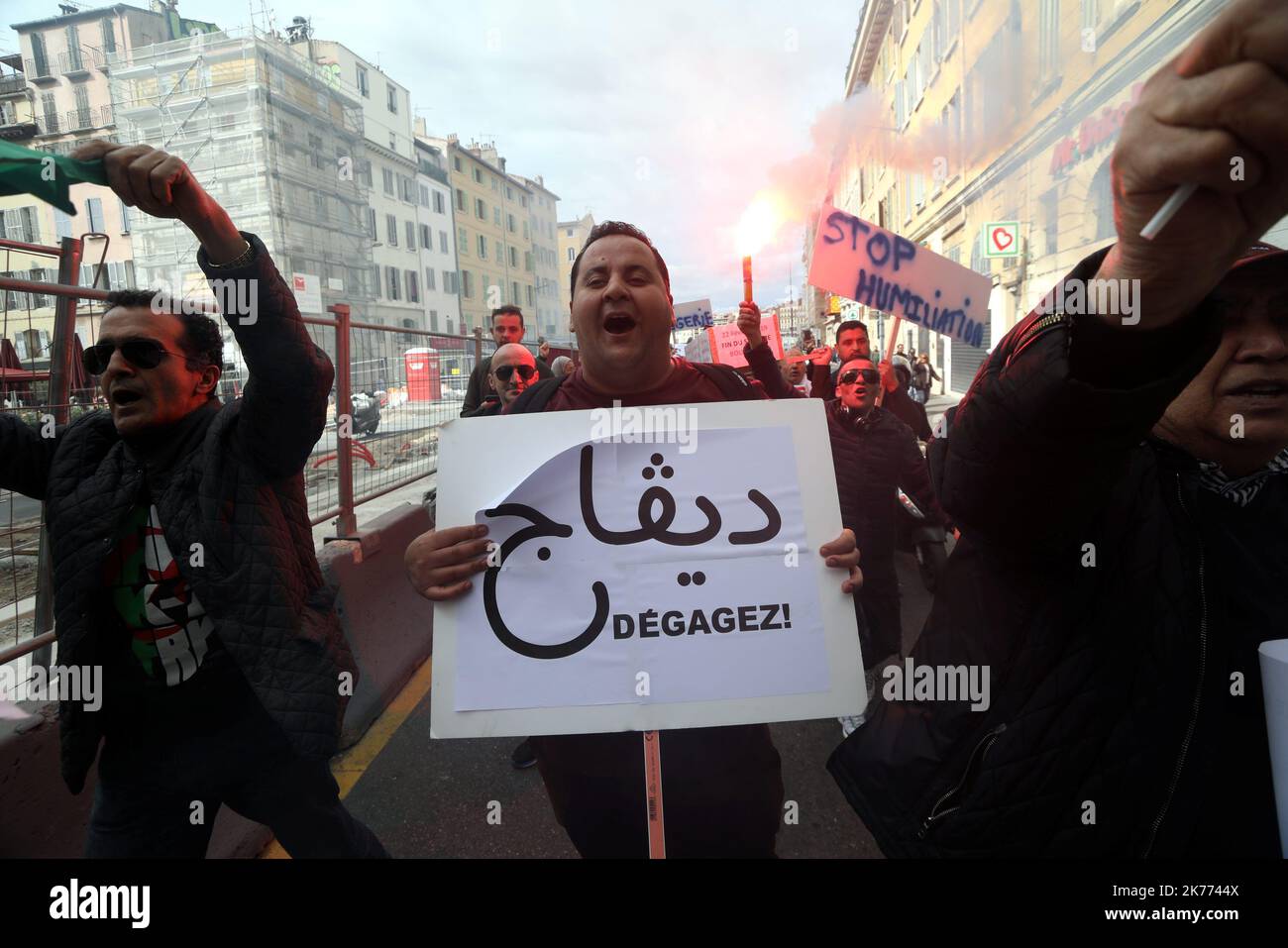 Des milliers de personnes participent aux manifestations en Algérie à Paris et dans d'autres villes françaises Banque D'Images