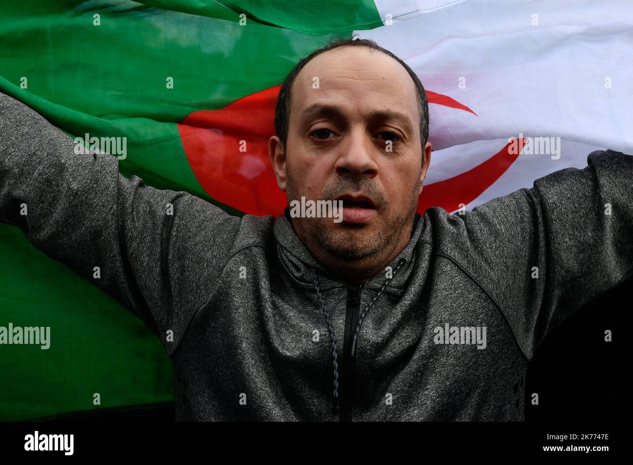 Rassemblement de la diaspora algérienne sur la place de la République contre le mandat du Président Bouteflika en 5th. Banque D'Images