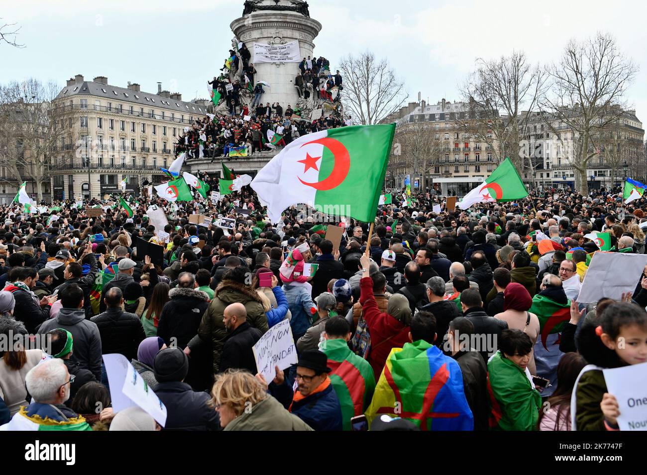 Rassemblement de la diaspora algérienne sur la place de la République contre le mandat du Président Bouteflika en 5th. Banque D'Images