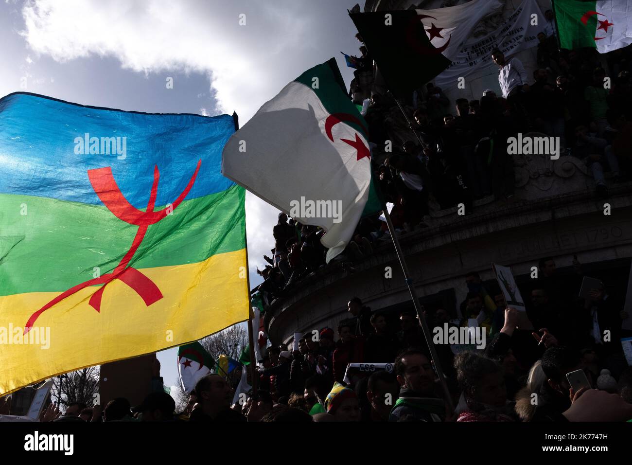 Rassemblement de la diaspora algérienne sur la place de la République contre le mandat du Président Bouteflika en 5th. Banque D'Images