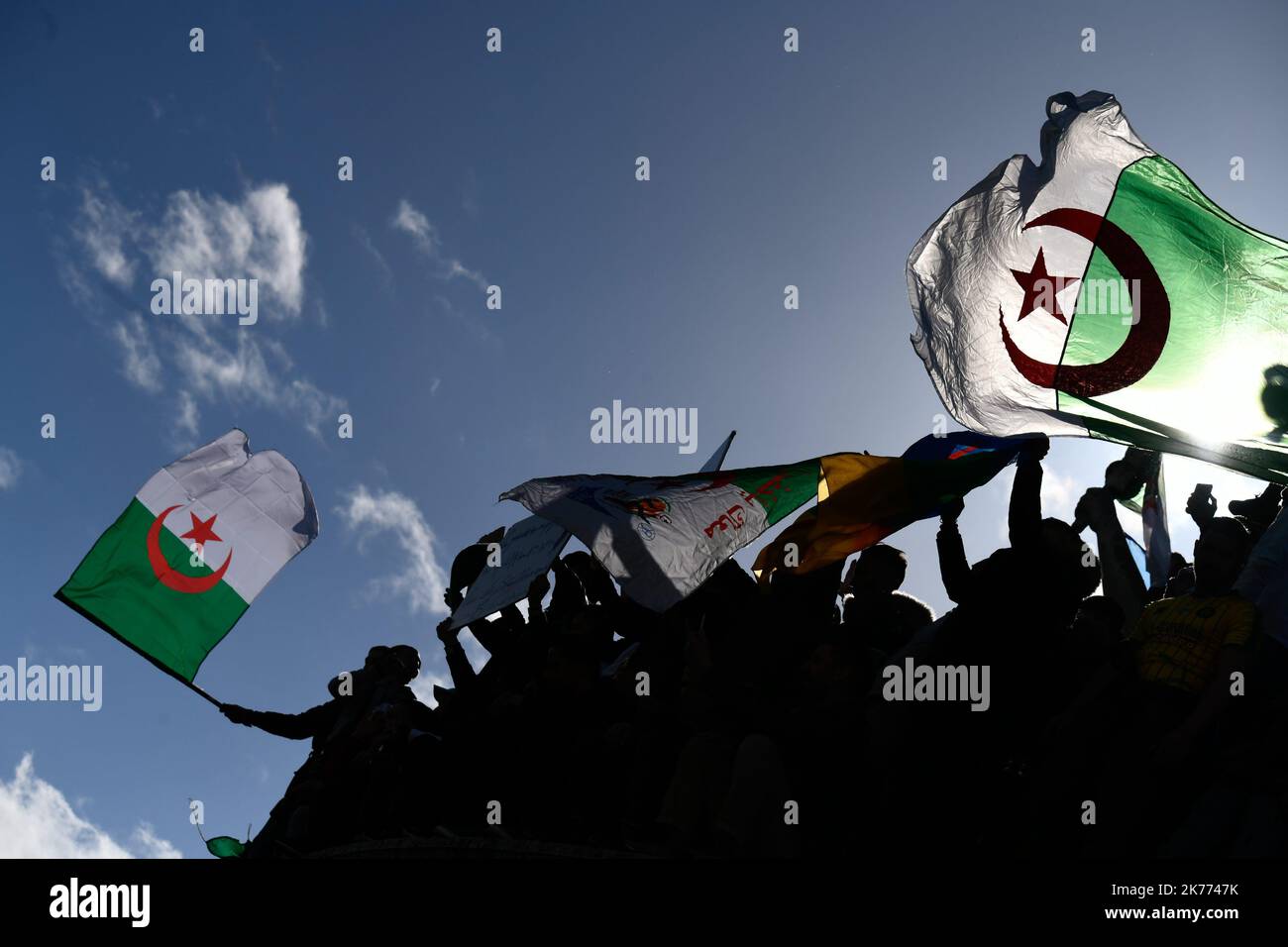 Rassemblement de la diaspora algérienne sur la place de la République contre le mandat du Président Bouteflika en 5th. Banque D'Images