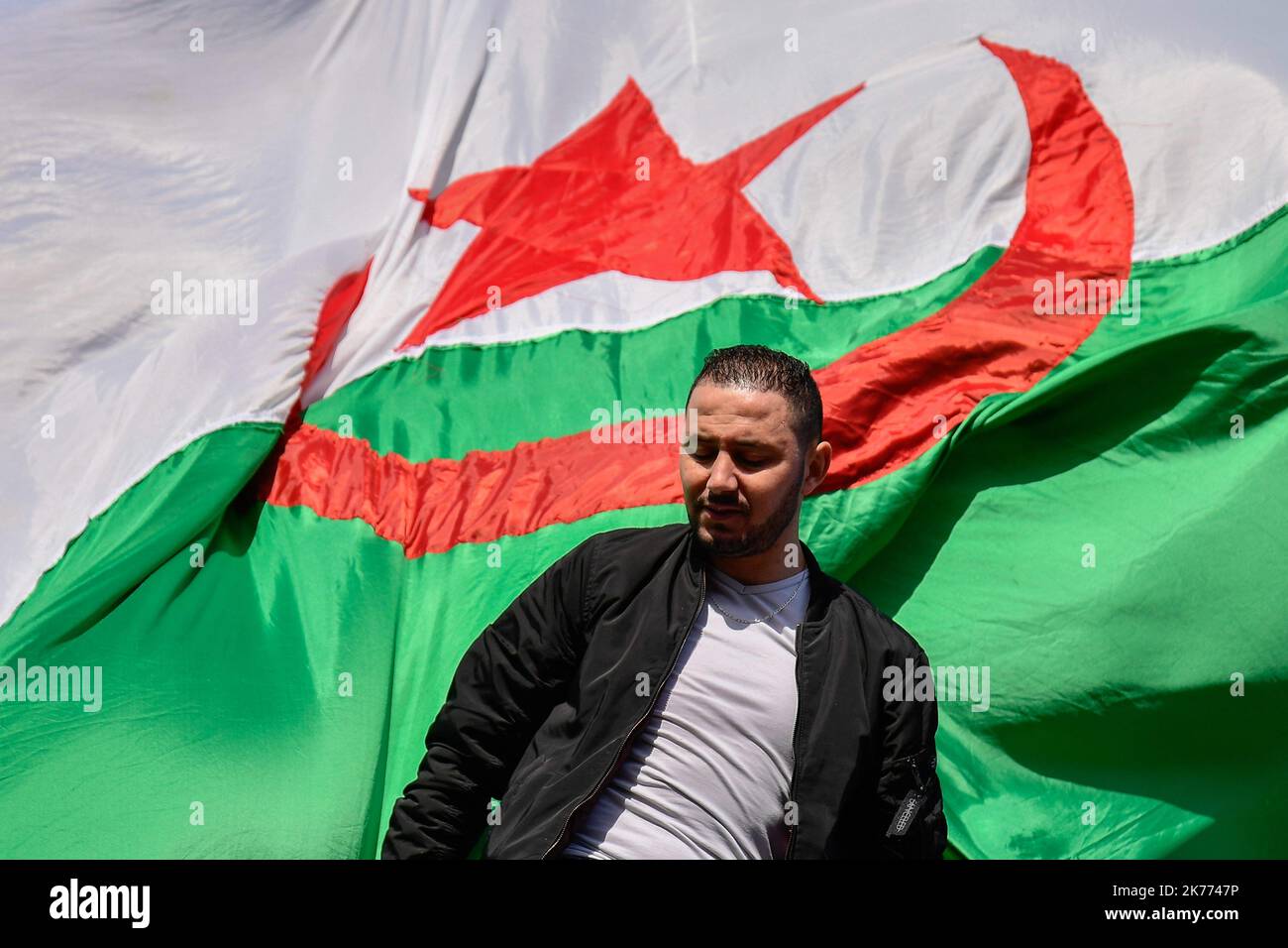 Rassemblement de la diaspora algérienne sur la place de la République contre le mandat du Président Bouteflika en 5th. Banque D'Images