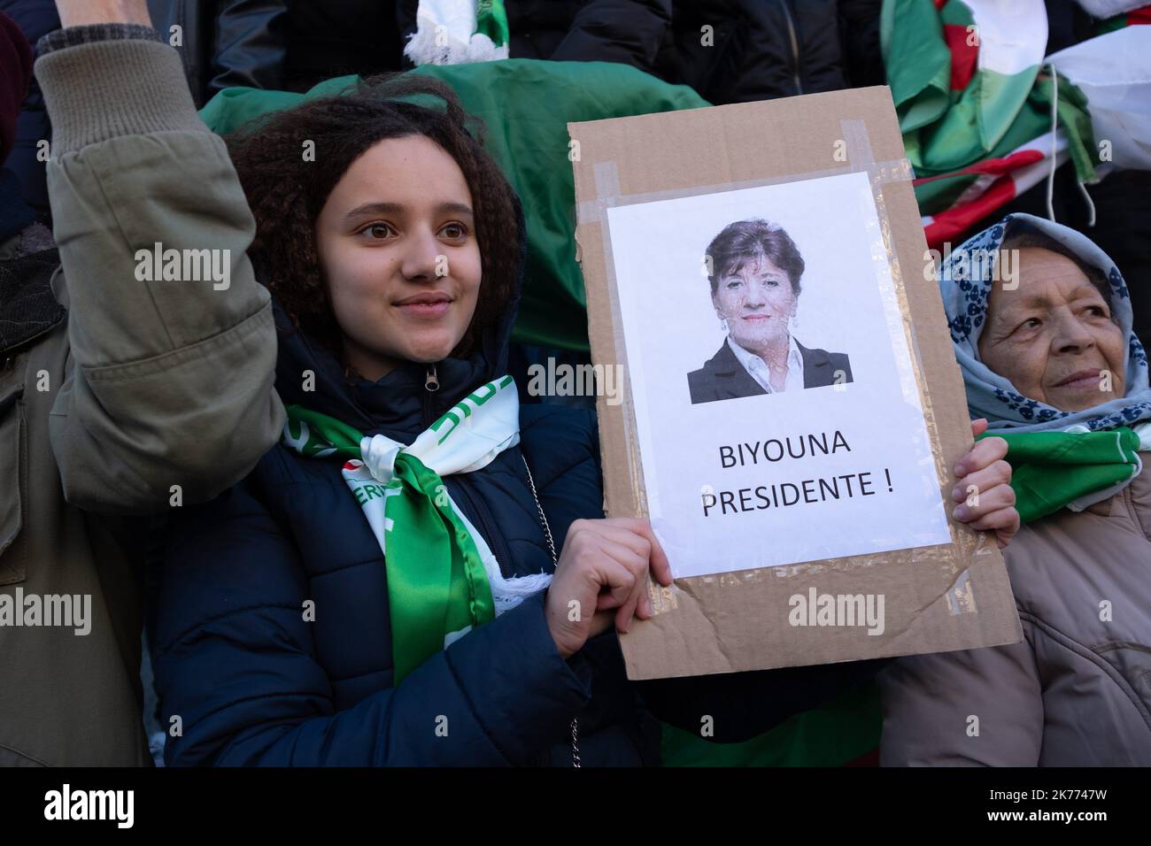 Rassemblement de la diaspora algérienne sur la place de la République contre le mandat du Président Bouteflika en 5th. Banque D'Images