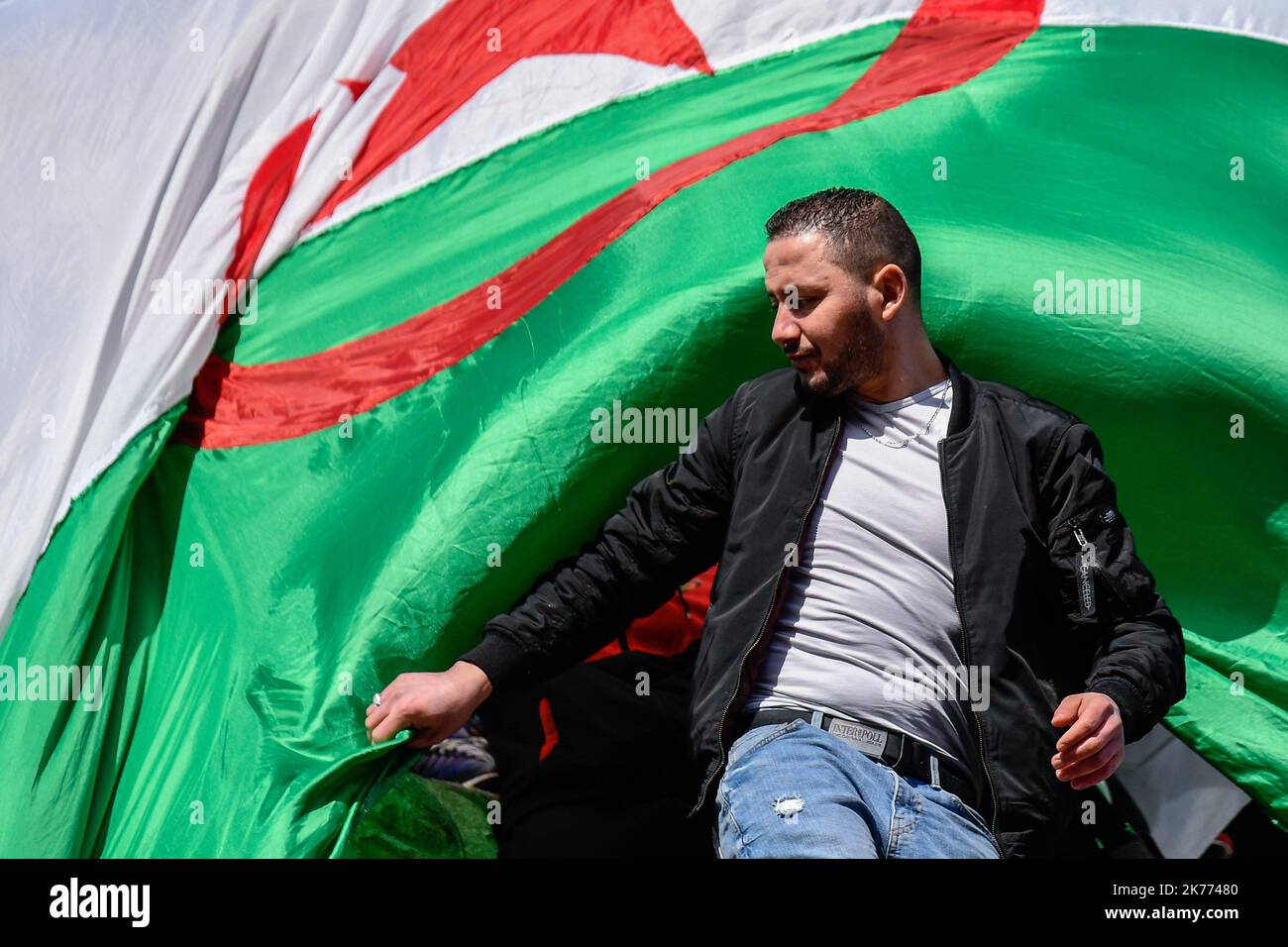 Rassemblement de la diaspora algérienne sur la place de la République contre le mandat du Président Bouteflika en 5th. Banque D'Images