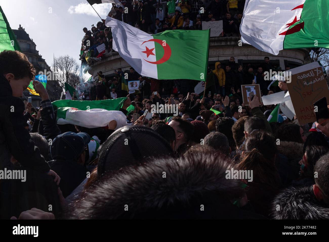 Rassemblement de la diaspora algérienne sur la place de la République contre le mandat du Président Bouteflika en 5th. Banque D'Images