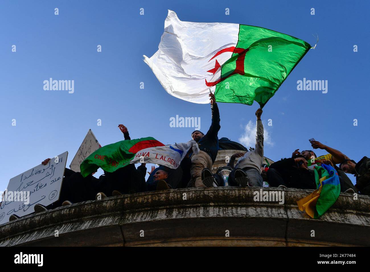 Rassemblement de la diaspora algérienne sur la place de la République contre le mandat du Président Bouteflika en 5th. Banque D'Images