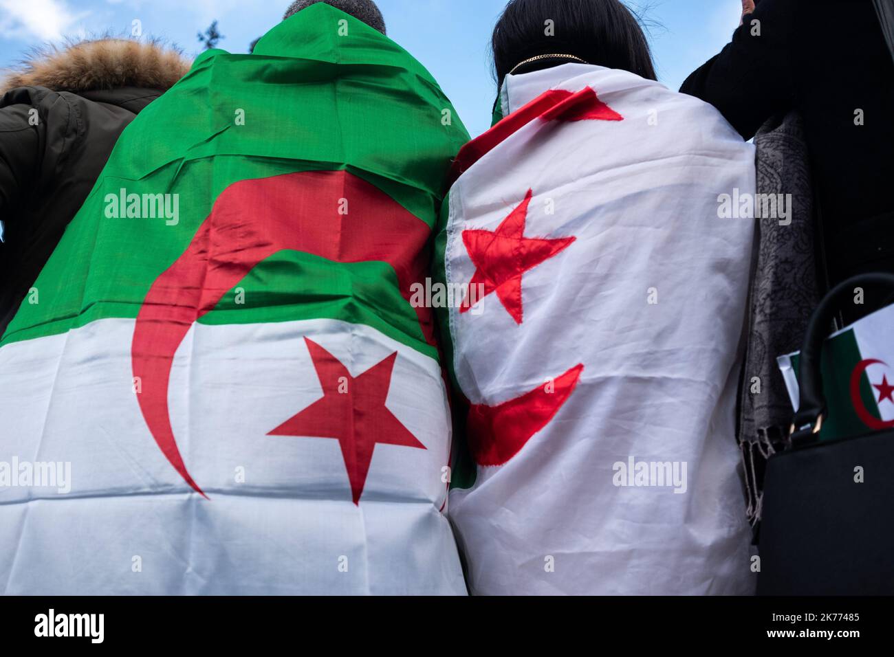 Rassemblement de la diaspora algérienne sur la place de la République contre le mandat du Président Bouteflika en 5th. Banque D'Images