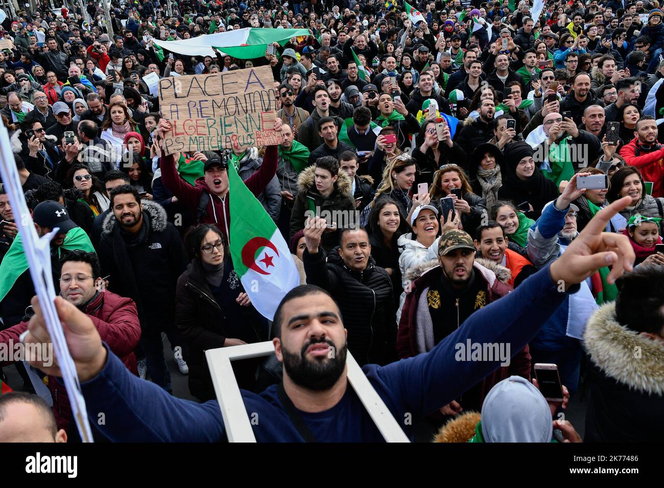 Rassemblement de la diaspora algérienne sur la place de la République contre le mandat du Président Bouteflika en 5th. Banque D'Images