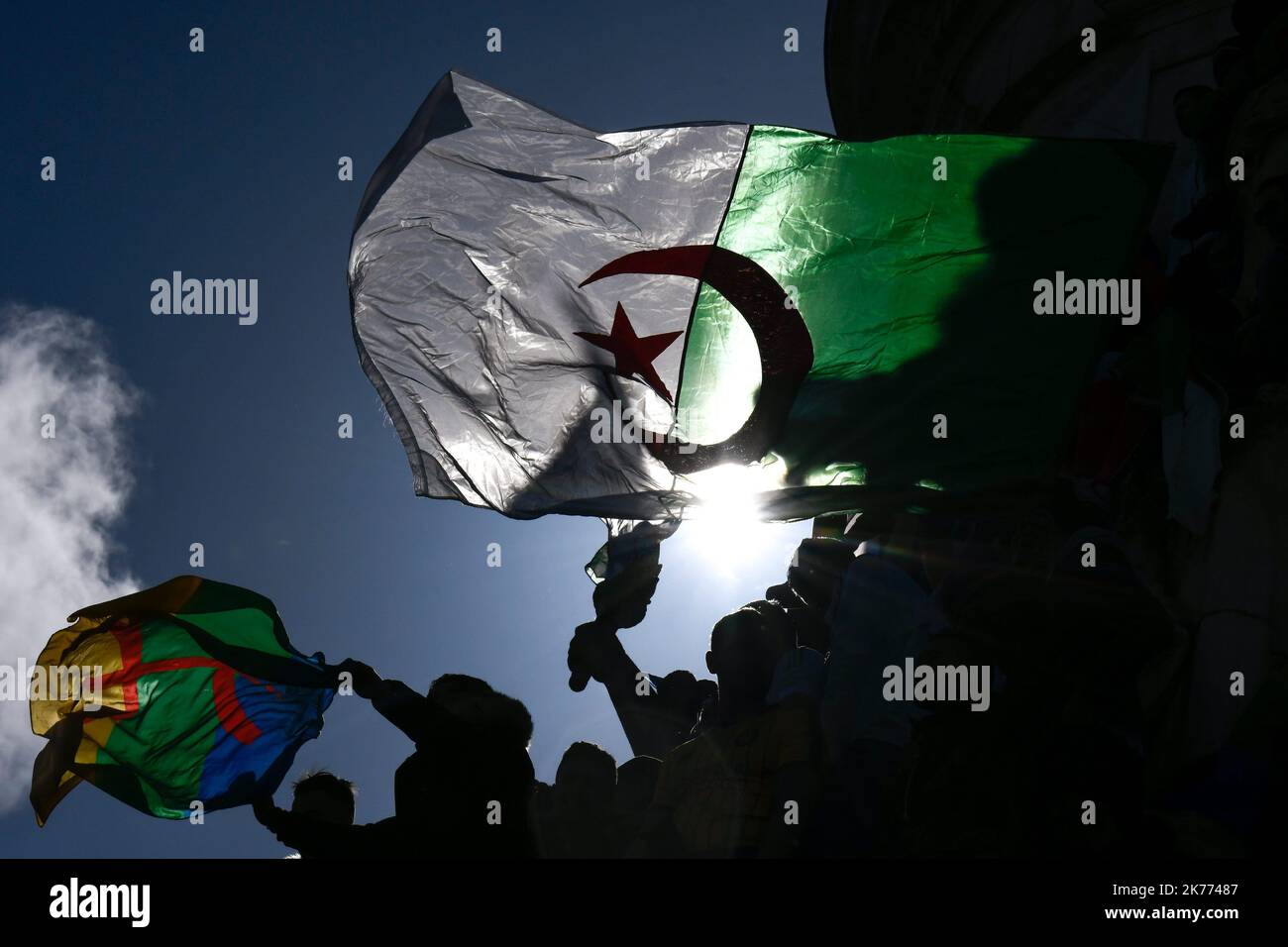 Rassemblement de la diaspora algérienne sur la place de la République contre le mandat du Président Bouteflika en 5th. Banque D'Images
