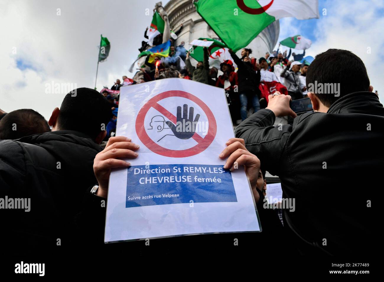 Rassemblement de la diaspora algérienne sur la place de la République contre le mandat du Président Bouteflika en 5th. Banque D'Images