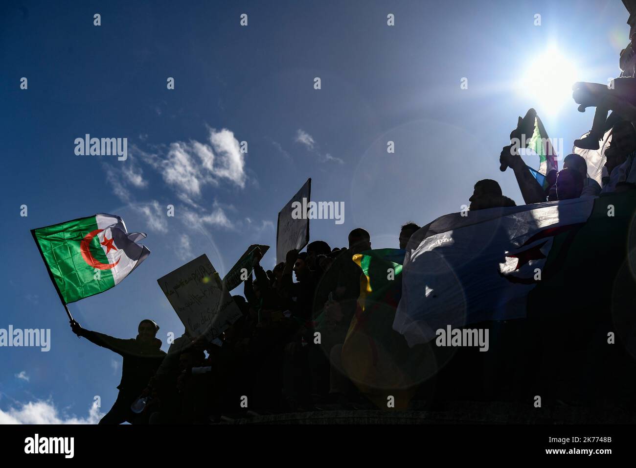 Rassemblement de la diaspora algérienne sur la place de la République contre le mandat du Président Bouteflika en 5th. Banque D'Images
