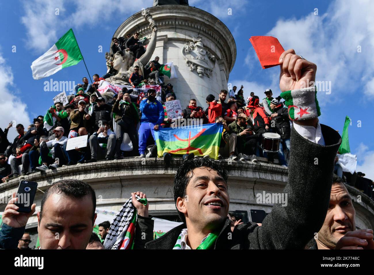 Rassemblement de la diaspora algérienne sur la place de la République contre le mandat du Président Bouteflika en 5th. Banque D'Images