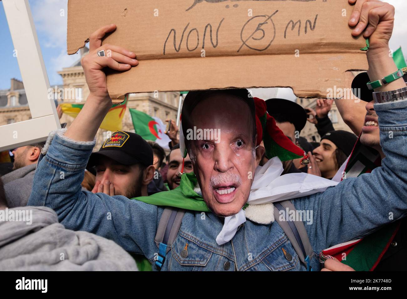 Rassemblement de la diaspora algérienne sur la place de la République contre le mandat du Président Bouteflika en 5th. Banque D'Images