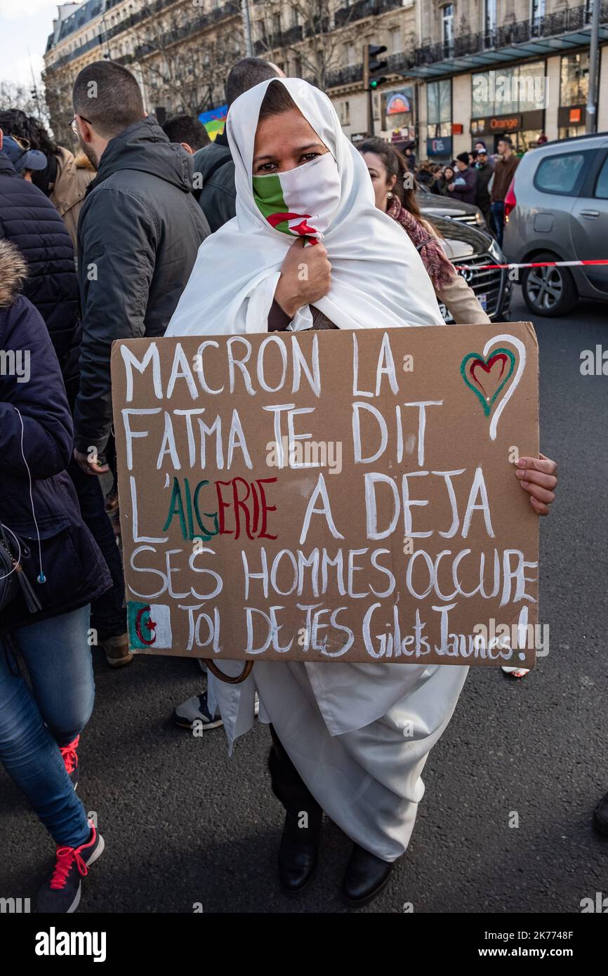 Rassemblement de la diaspora algérienne sur la place de la République contre le mandat du Président Bouteflika en 5th. Banque D'Images