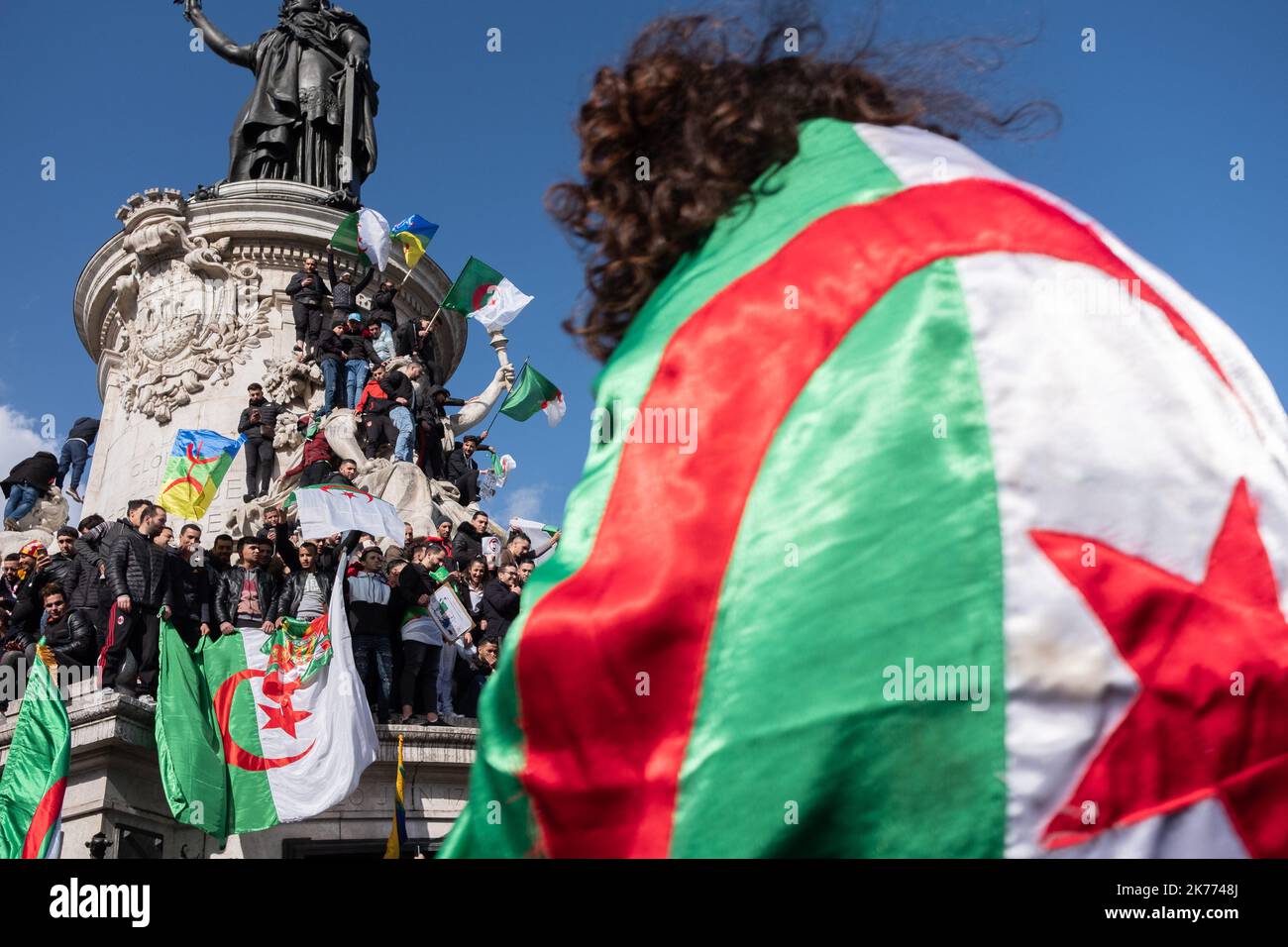 Rassemblement de la diaspora algérienne sur la place de la République contre le mandat du Président Bouteflika en 5th. Banque D'Images