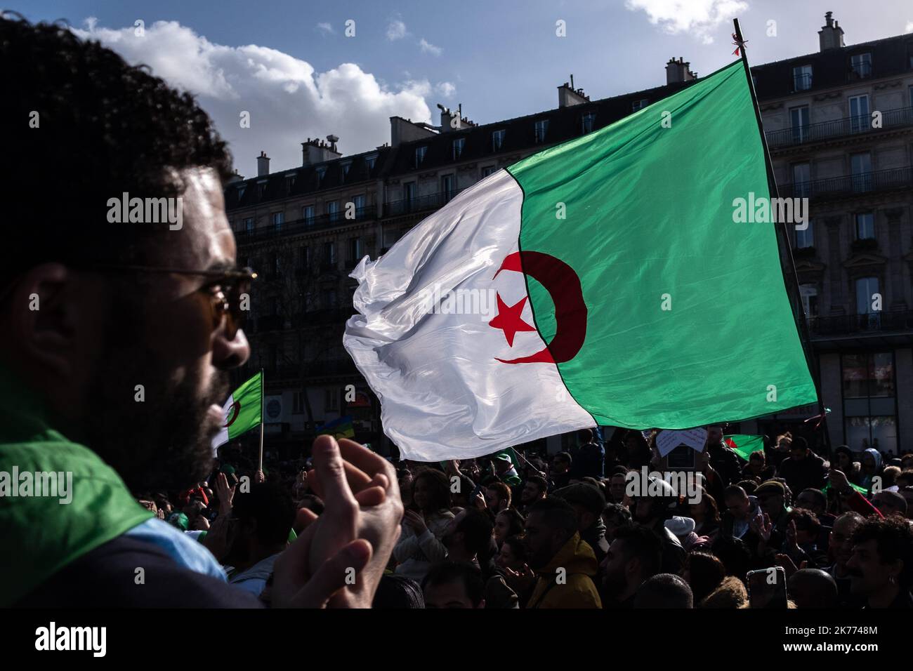 Rassemblement de la diaspora algérienne sur la place de la République contre le mandat du Président Bouteflika en 5th. Banque D'Images