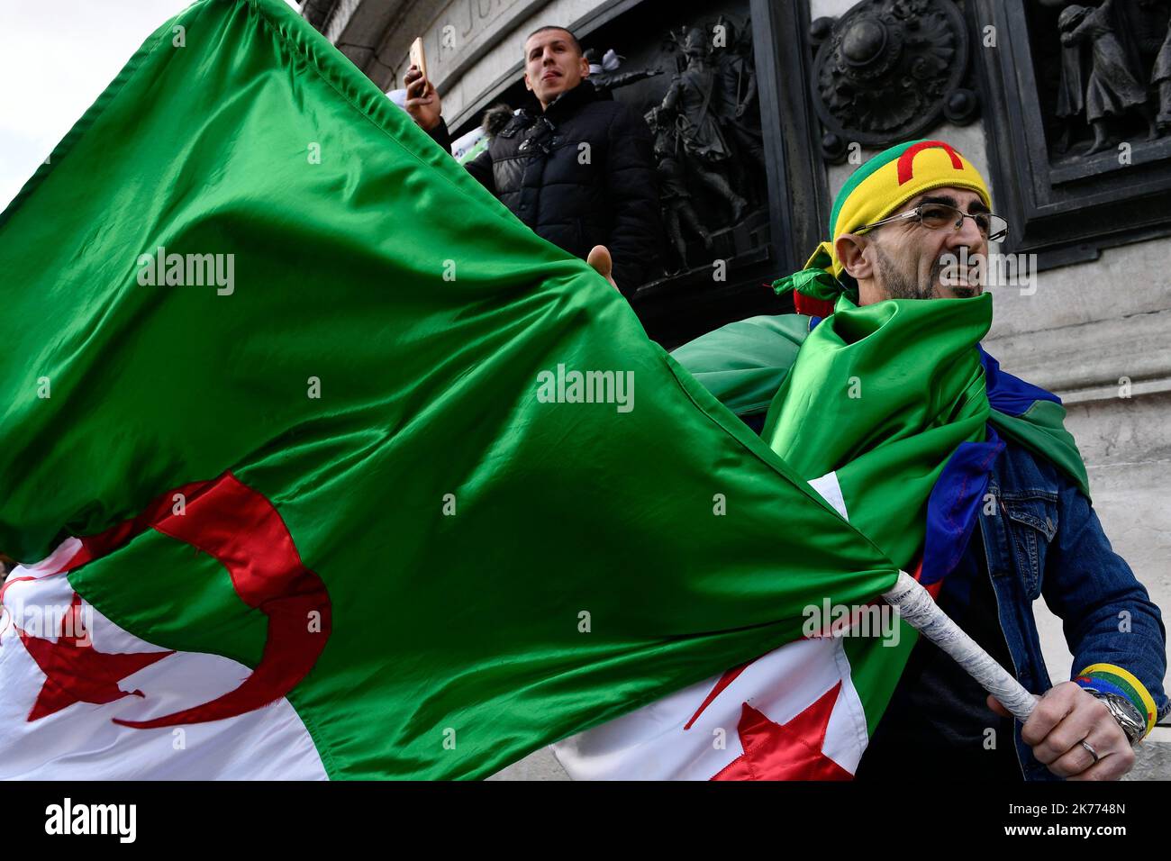 Rassemblement de la diaspora algérienne sur la place de la République contre le mandat du Président Bouteflika en 5th. Banque D'Images
