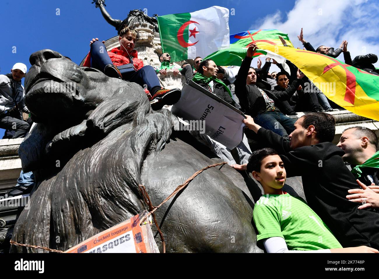 Rassemblement de la diaspora algérienne sur la place de la République contre le mandat du Président Bouteflika en 5th. Banque D'Images