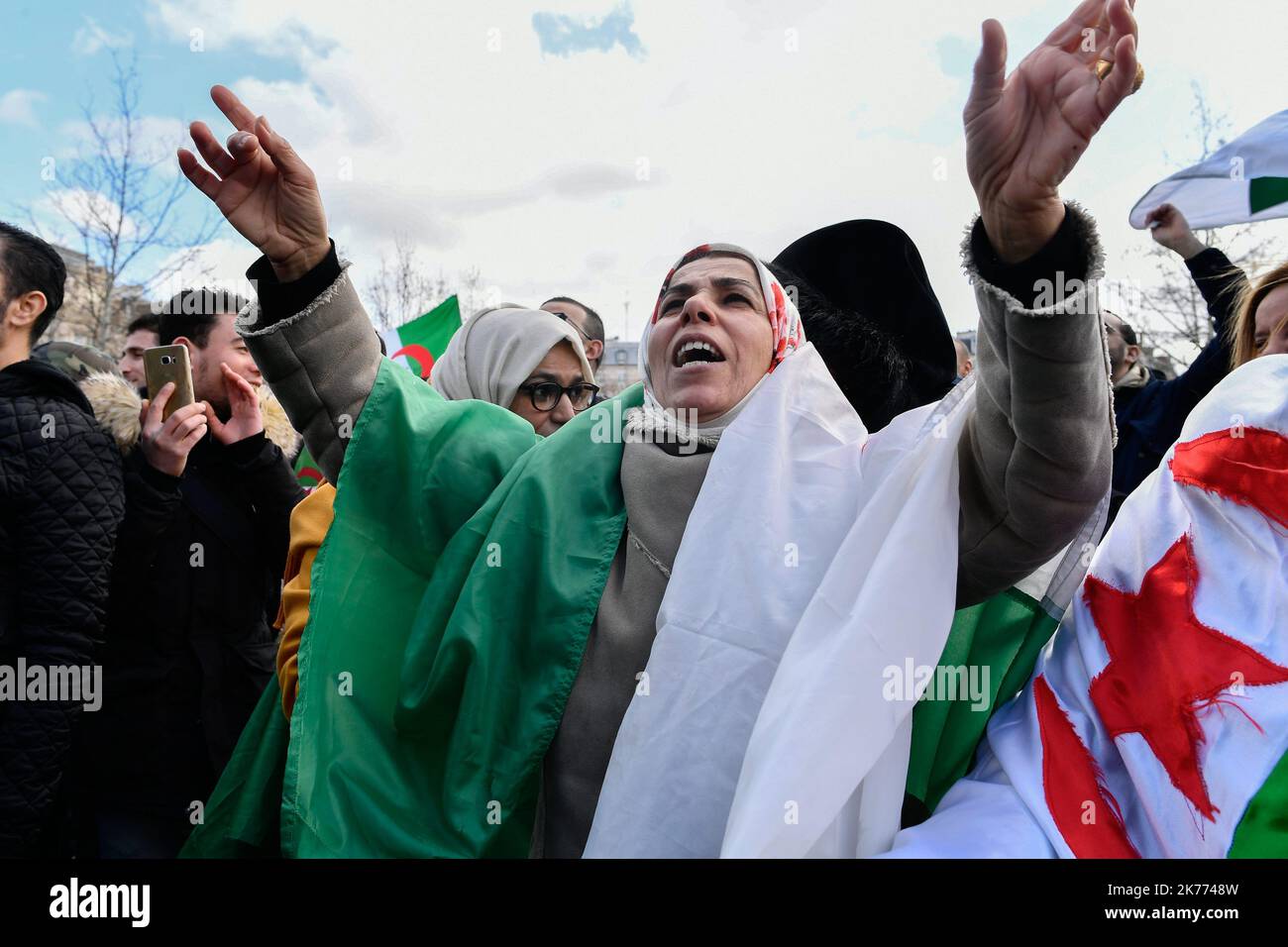 Rassemblement de la diaspora algérienne sur la place de la République contre le mandat du Président Bouteflika en 5th. Banque D'Images